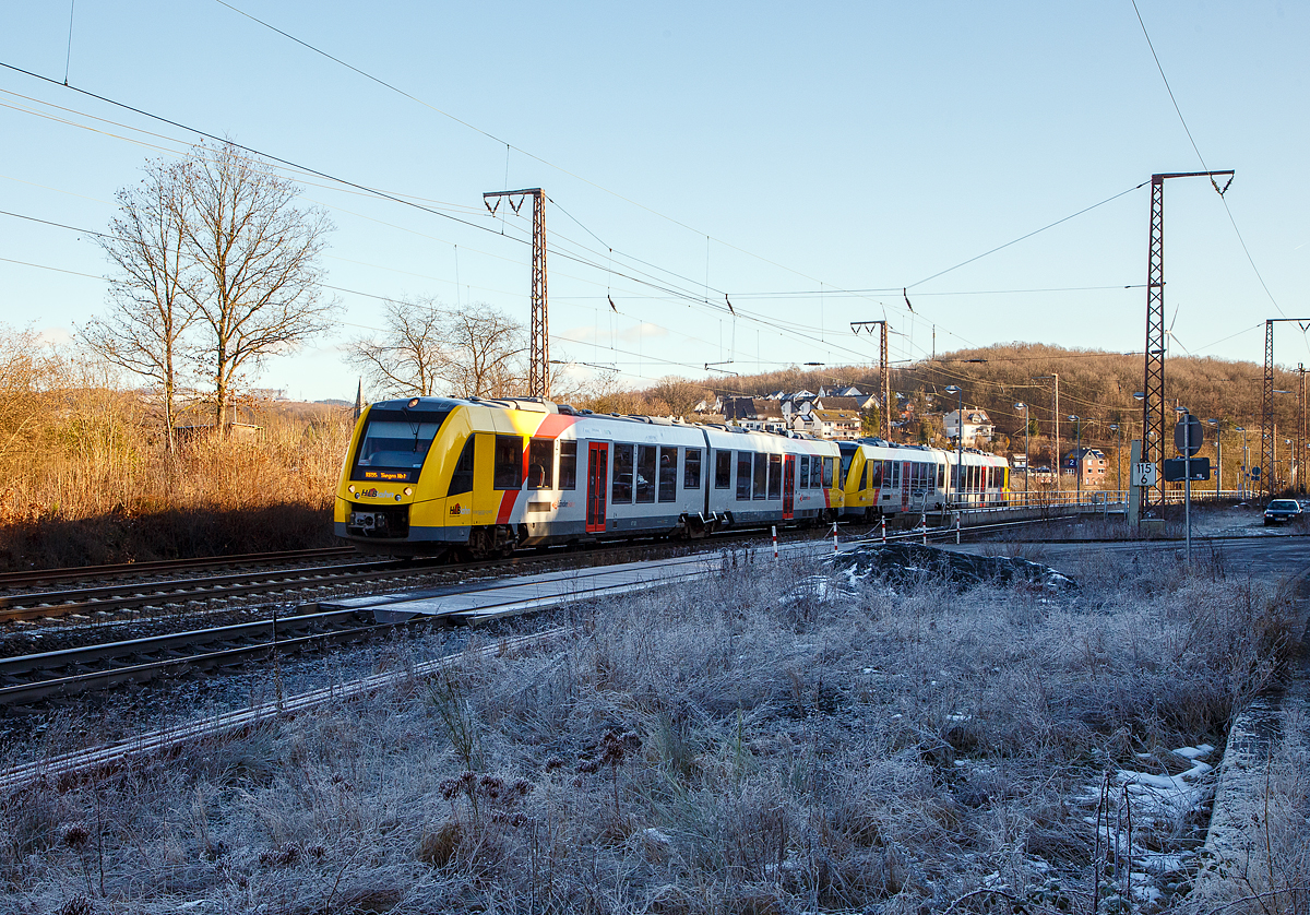 Zwei gekuppelte Dieseltriebzüge vom Typ Alstom Coradia LINT 41 der neuen Generation / neue Kopfform, der HLB (Hessische Landesbahn GmbH), fahren am 11.01.2022, als RB 95  Sieg-Dill-Bahn  Dillenburg – Siegen, von Rudersdorf (Kreis Siegen) weiter in Richtung Siegen. Vorne der VT 501 (95 80 1648 101-1 D-HEB / 95 80 1648 601-0 D-HEB) und hinter der VT 506 (95 80 1648 106-0 D-HEB / 95 80 1648 606-9 D-HEB).

Die Sonne kommt einfach noch nicht hoch genug, so liegt die Strecke hier noch im Schatten und so blieb hier noch frostig, was man im bild auch sehen kann.