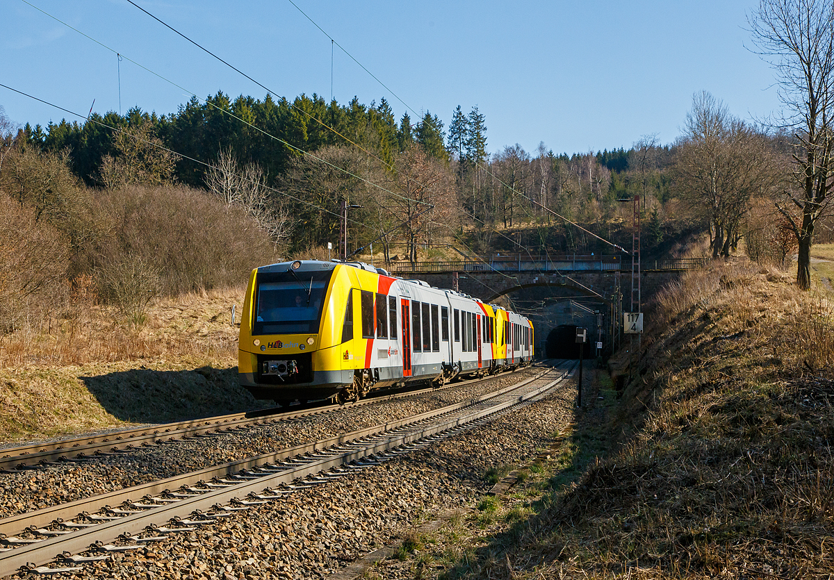 Zwei gekuppelte Dieseltriebzge vom Typ Alstom Coradia LINT 41 der neuen Generation / neue Kopfform, der HLB (Hessische Landesbahn GmbH), kommen am 07.03.2022 gerade aus dem 2.652 m langen Rudersdorfer Tunnel, bald erreichen sie den Hp Rudersdorf (Kr. Siegen). Vorne der VT 505 (95 80 1648 105-2 D-HEB / 95 80 1648 605-1 D-HEB) und dahinter der VT 503 (95 80 1648 103-7 D-HEB / 95 80 1648 603-6 D-HEB). Sie fahren als RB 95  Sieg-Dill-Bahn  die Verbindung Dillenburg – Siegen.