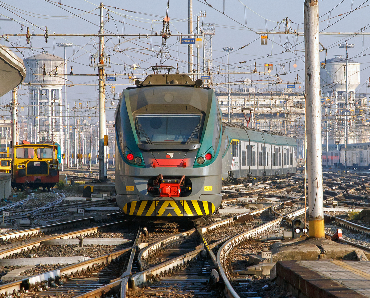 
Zwei gekuppelte ETR 425 der Trenord am 29.12.2015 bei der Ausfahrt aus dem Bahnhof Milano Centrale (Mailand Zentral). 
Links steht auch noch ein  gelbes Ding , dort kam ich aber nicht heran.