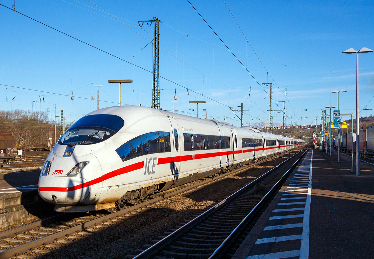 Zwei gekuppelte ICE 3 der Baureihe 403, der Tz 357  Esslingen am Neckar  und der Tz 309  Aalen , rauschen am 29.12.2017, als ICE 101 (Dortmund - Frankfurt(M) Flughafen - Basel SBB) durch den Bahnhof Weil am Rhein und erreichen bald Basel Bad Bf. Weit im Hintergrund der schneebedeckte 1.165 m hohe Blauen (auch Hochblauen genannt), Hausberg des Markgräflerlands.