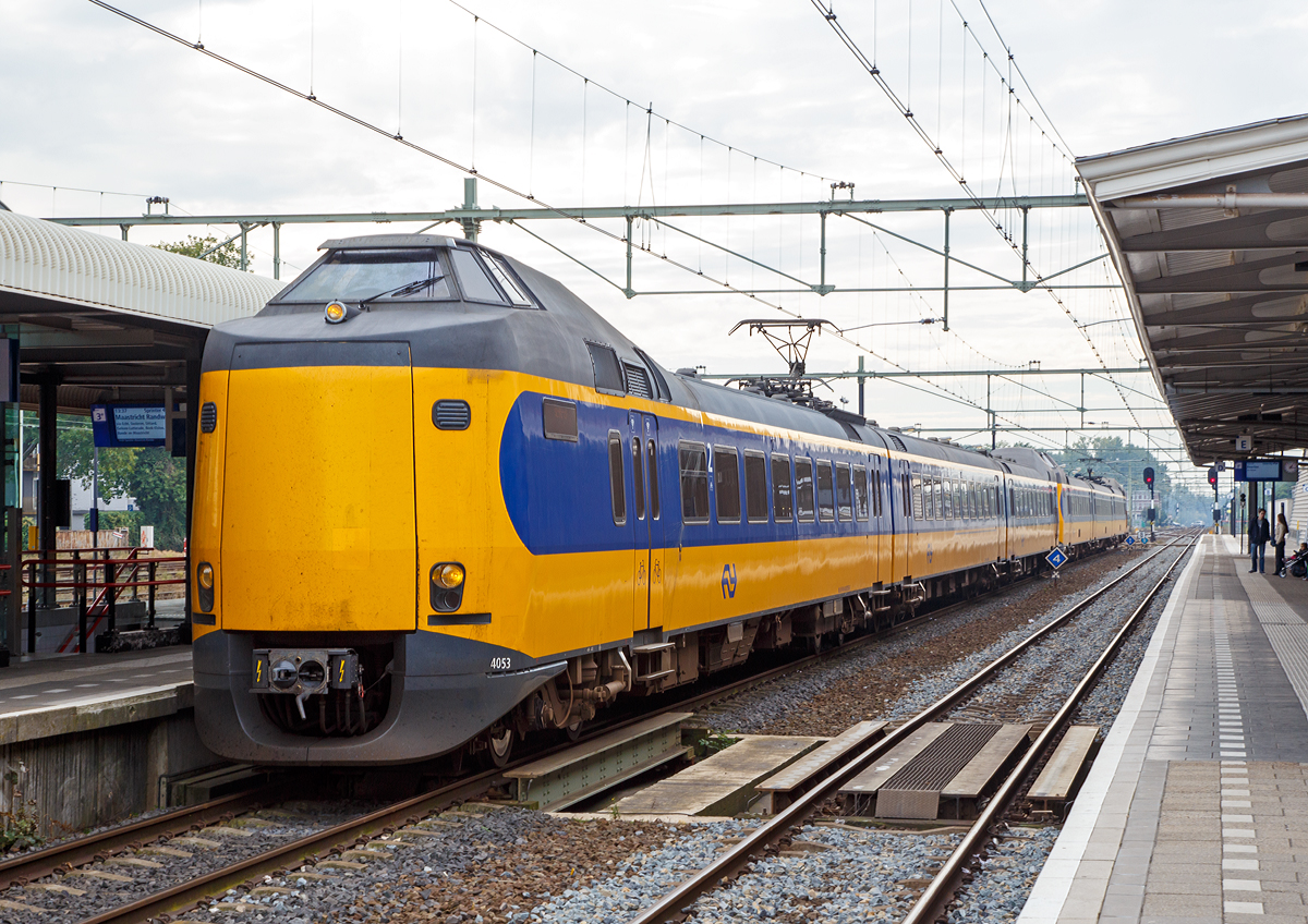 
Zwei gekuppelte  Koploper  NS ICM-2 der Serie 4000 (Plan Z) fahren als IC am 03.10.2015 den Bahnhof Roermond ein. 