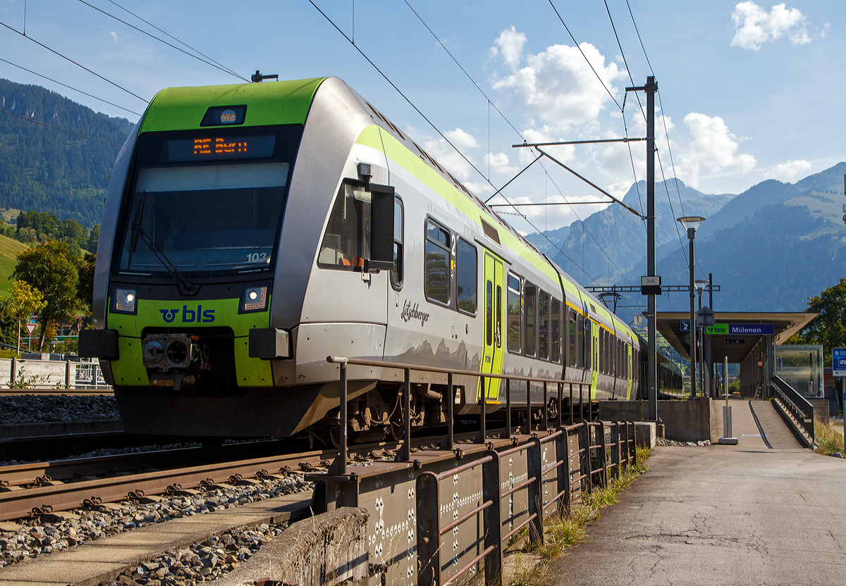 Zwei gekuppelte  Lötschberger  der  BLS RABe 535 103 und der BLS RABe 535 120 fahren am 08.09.2021,als RE 4274 (RegioExpress) Domodossola – Brig – Kandersteg – Spiez – Bern, vom BLS Bahnhof Mülenen weiter in Richtung Spiez. Die Lötschberger fahren dabei auch über die Lötschberg Bergstrecke.

Der BLS RABe 535 - Lötschberger  ist ein Niederflur-Triebzug es Herstellers Bombardier Transportation für den Regionalverkehr.  Diese Triebzüge wurden auf Ausschreibung der BLS für den Einsatz als RegioExpress Bern–Brig via Lötschbergtunnel konzipiert. Er ist ein direkter Abkömmling (Weiterentwicklung) des Niederflur-S-Bahn-Zuges RABe 525  NINA  dessen Entwicklung auf den deutschen Bombardier Talent 1 (vormals Waggonfabrik Talbot GmbH) beruht.

Gebaut wurden die Lötschberger zwischen 2008 und 2012 von Bombardier in Villeneuve (ehemals Vevey Technologies bzw. ACMV). Der vierteilige Triebzug hat 85 % Niederflur-Anteil. Unter den Führerständen der beiden Endwagen befindet sich je ein Drehgestell, zwischen den Wagenkästen befinden sich drei Jakobsdrehgestelle. Die Wagenkästen sind in Stahl-Leichtbauweise gefertigt, die Führerstände bestehen aus Polyester-Verbundstoff.

Der Triebzug ist klimatisiert und bietet 28 Plätze der ersten Klasse und 143 Plätze der zweiten Klasse. Multifunktions-Abteile bieten Platz für Koffer, Fahrräder und Kinderwagen. In einem der Endwagen befindet sich ein behindertengerechtes WC mit geschlossenem Toilettensystem.

Die Traktionsausrüstung besteht aus zwei IGBT-Stromrichtern mit Gleichspannungszwischenkreis und total vier Asynchron-Fahrmotoren von je 250 kW Dauerleistung. 

Als Bremssysteme sind eine elektrische Rekuperationsbremse, eine Magnetschienenbremse, eine ep-Bremse sowie eine Federspeicher-Feststellbremse vorhanden. 

Beidseitig ist je eine Scharfenbergkupplung vorhanden, dies erlaubt eine schnelle Zugs-Trennung respektive -Kupplung. Die RABe 535 sind technisch kompatibel zu den RABe 525, so dass freizügig Kompositionen mit beiden Typen gebildet werden können. Dies war im Jahre 2009 sehr häufig notwendig, da durch Lieferverzögerungen des Herstellers und wegen diverser technischer Störungen nicht genügend RABe 535 zur Verfügung standen.

TECHNISCHE DATEN:
Nummerierung: 	BLS RABe 535 101–125
Gebaute Anzahl: 25
Spurweite: 	1435 mm (Normalspur)
Achsformel: Bo'2'2'2'Bo'
Länge über Kupplung: 62.710 mm
Höhe:  4.315 mm
Breite: 3.030 mm
Drehzapfenabstände: 13.250 mm /14.170 mm/
Achsabstände im Drehgestell: 2.500 mm / 2.700 mm
Leergewicht: 105 t
Dienstgewicht: 135 t
Höchstgeschwindigkeit:  160 km/h
Dauerleistung: 1000 kW (4 x 250 kW)
Anfahrzugkraft: 	 123 kN
Treibraddurchmesser: 	750 mm
Laufraddurchmesser: 	630 mm
Anzahl der Fahrmotoren: 	4
Fußbodenhöhe: 	605 mm / 905 mm
Niederfluranteil: 	85 %

Wenn ich einen Lötschberger sehe muß ich immer wieder an einen wunderschönen und tollen Tag denken, an dem ich im Führerstand eines Lötschberger ´s über den Lötschberg und dann hinunter nach Brig fahren durfte.
