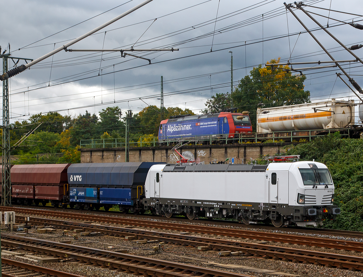 
Zwei Lok übereinander...
Köln-Gremberg den 07.10.2015, aufgenommen vom Bahnsteig am Hp Köln-Steinstraße:
Während unten die von der Railpool GmbH an die NIAG (Niederrheinische Verkehrsbetriebe AG) vermietete 193 815 (91 80 6193 815-8 D-Rpool), eine Vectron AC, mit einem NIAG-Kohlenzug  in Richtung Norden fährt, rollt oben die  Alpäzähmer   Re 482 026-2 (91 85 4482 026-2 CH-SBBC) der SBB Cargo International AG mit einem Containerzug in Richtung Süden.