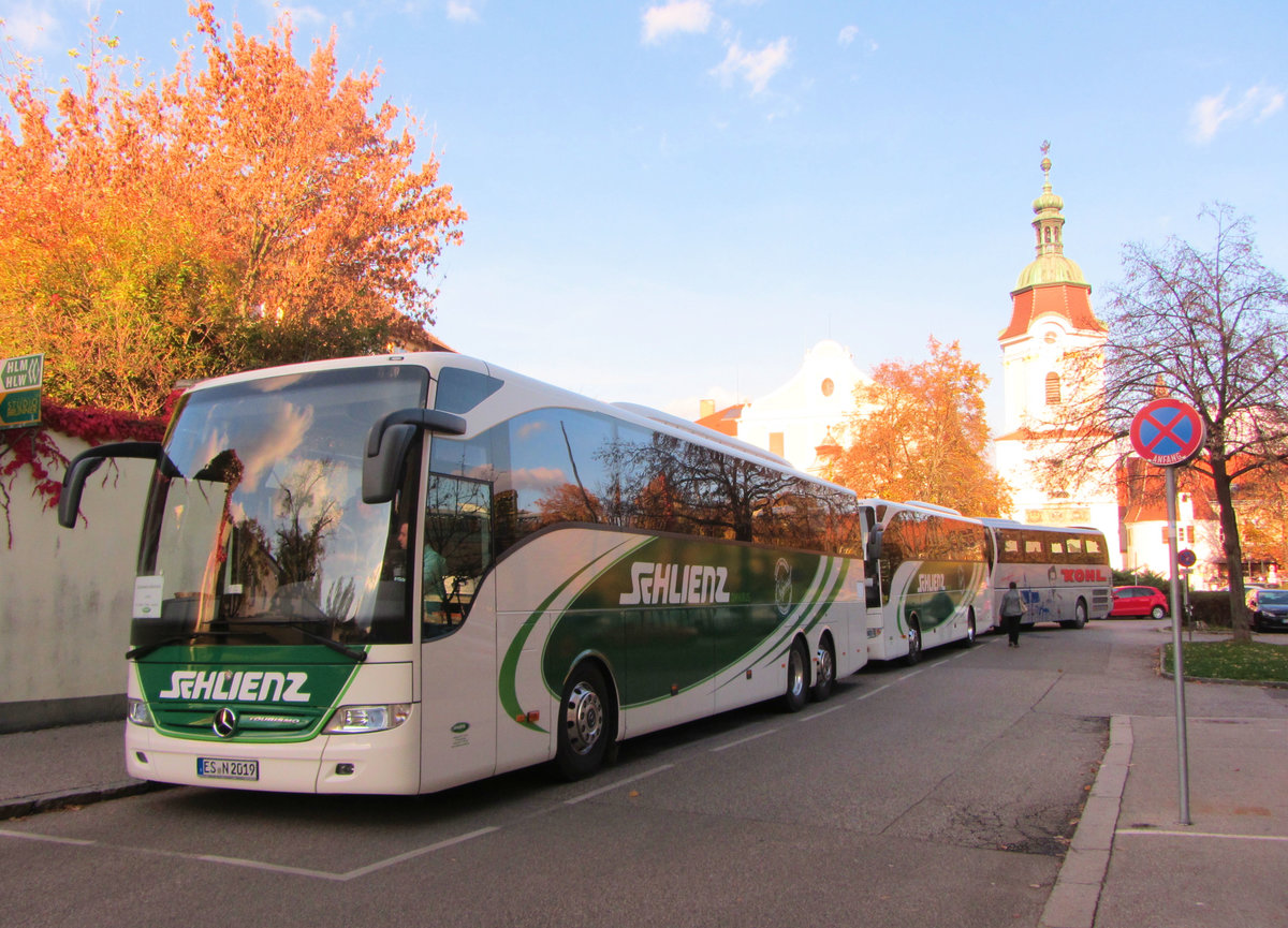 Zwei Mercedes Tourismo von Schlienz Reisen aus der BRD in Krems.