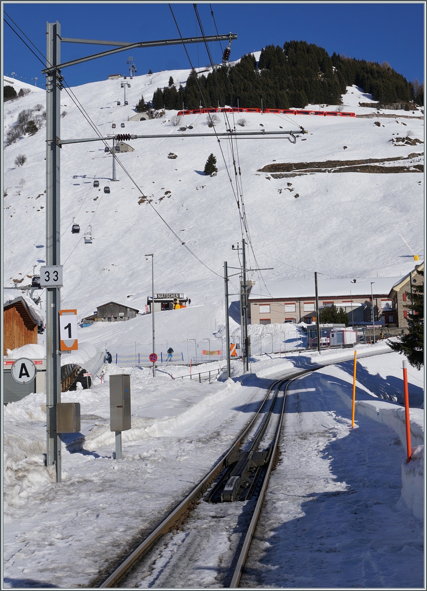 Zwei MGB  Orion  mit dem ABeh 8/12 310 an der Spitze sind weit oberhalb von Andermatt auf dem Weg in Ursenental. Der Zug ist als R 45 839 von Disentis (ab 13:14) nach Andermatt (an 14:22) unterwegs. 

21. Januar 2025
