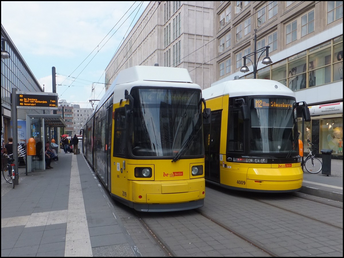 Zwei moderne Straenbahnen in Berlin am Alexanderplatz.