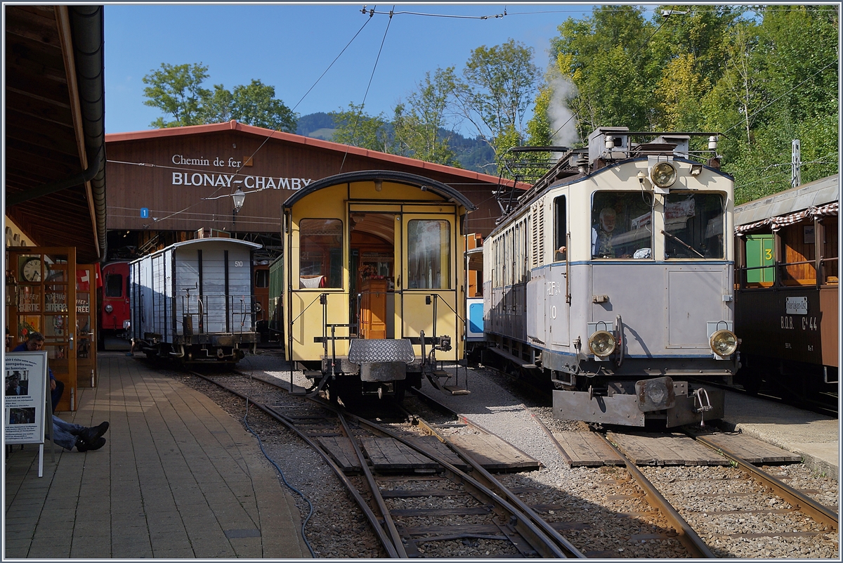 Zwei Motoren treiben ber Kuppelstangen alle Radstze des LLB Zahnrad-Triebwagens an, trotzdem nennt er sich ABFe 2/4 N 10; und die Blonay-Chamby Bahn hat historische  Ungenauigkeit  bis heute dokumentiert und den schnen Triebwagen seit 1967 gepflegt, so dass er bei schnem Wetter die Besucher an die alte, leider stillgelegte LLB erinnern kann. 
19. August 2018