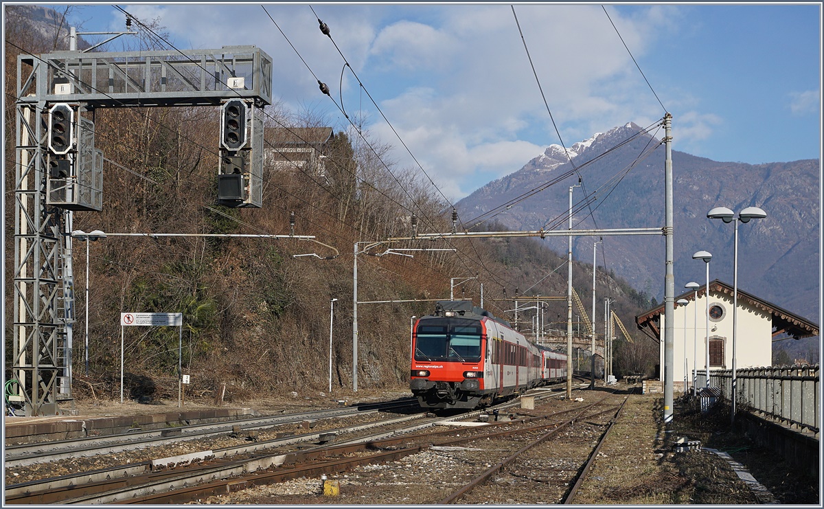 Zwei RegioAlps RABe 560 Domino Triebzüe erreichen Preglia.
7. Jan. 2017