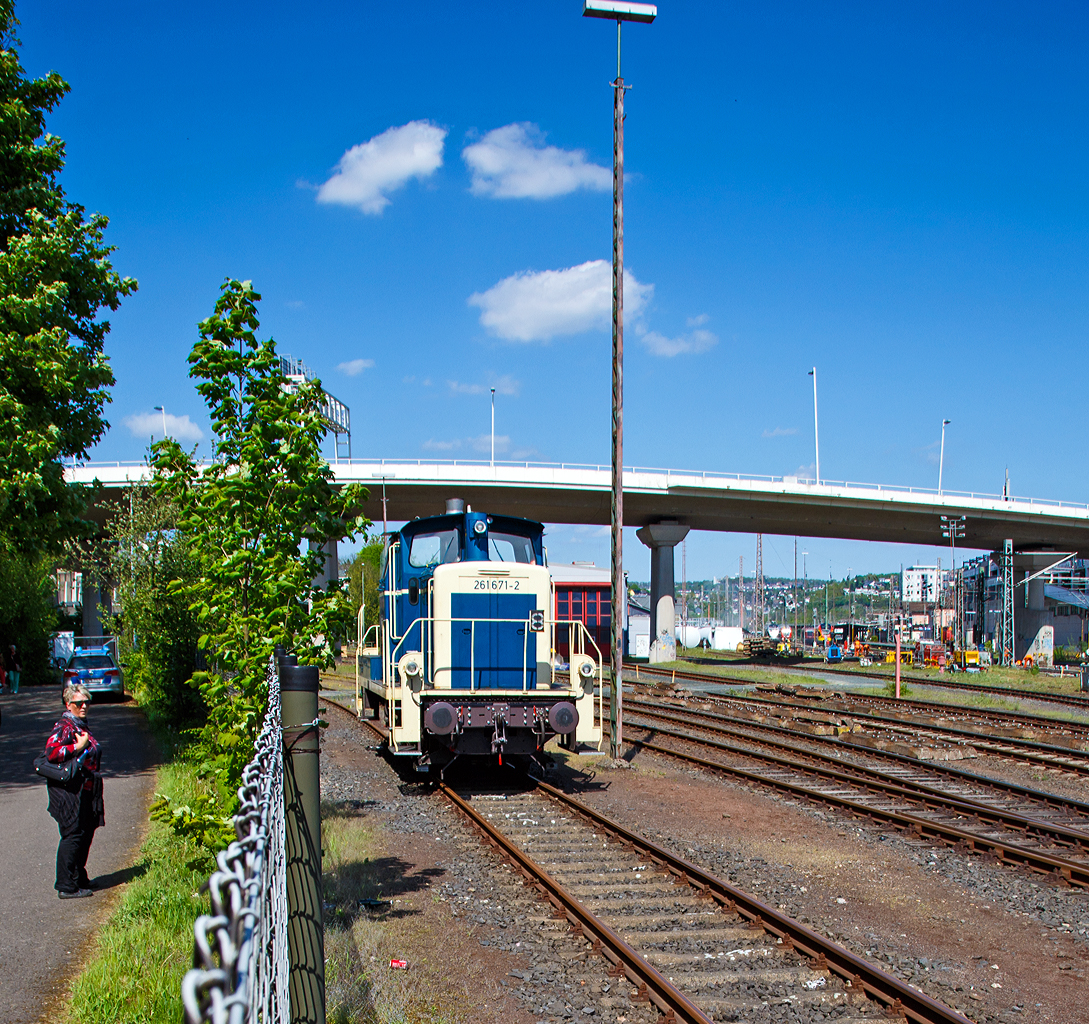 
Zwei schöne alte Damen am 10.05.2015 beim Hauptbahnhof Siegen....

Rechts hinter dem Zaun, die 261 671-2 (ex DB V60 671) der Aggerbahn (Andreas Voll e.K., Wiehl), eigentlich heute gemäß NVR-Nummer 334 671-1 (98 80 3361 671-1 D-AVOLL).
Die V60 wurde 1959 von MaK unter der Fabriknummer 600260 als V 60 671 gebaut, 1968 erfolgte die Umbezeichnung in 261 671-2, 1984 erfolgte schon die Ausmusterung bei der DB.
