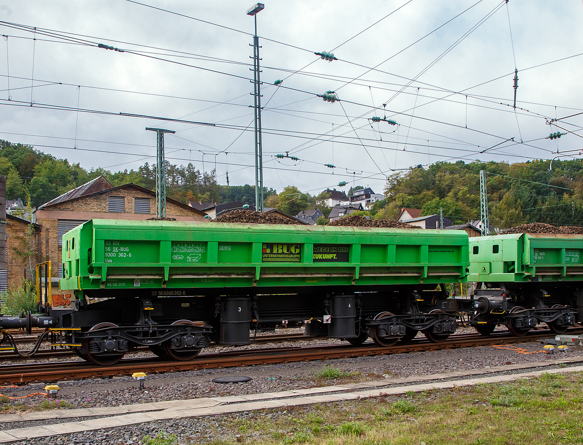 Zwei-Seiten Druckluft Kippwagen (Einmuldiger Drehgestell-Schttgutkippwagen mit vier Radstzen und pneumatischer Bettigung), 33 56 9300 362-6 SK-BUG der Gattung Uas (wobei teils auch der Gattung Fas, Gattungskennzahl 6738, zugeordnet), der BUG Vermietungsgesellschaft mbH (Hoppegarten), am 20.09.2022 bei einer Zugdurchfahrt (beladen mit Alt-Schotter) in Betzdorf/Sieg.

Die Einleitung des Kippvorgangs erfolgt durch eine Bettigungseinrichtung jeweils von der der Kipprichtung gegenberliegenden Seite. Die untere Klappe dient beim Kippvorgang als Verlngerungsrutsche.

TECHNISCHE DATEN:
Spurweite: 1.435 mm
Anzahl der Achsen: 4
Lnge ber Puffer: 12.540 mm
Drehzapfenabstand: 7.500 mm
Achsabstand im Drehgestell: 1.800 mm
Eigengewicht: 26.300 kg
Ladeflche: 26 m
Ladevolumen: 31 m
Max. Geschwindigkeit: 100 km/h
Max. Ladegewicht: 53,7 t ab Streckenklasse C
Kleinster bef. Gleisbogenradius: 75 m
Bremse: O-GP   DRV 2A-600
Handbremse: Nein
Intern. Verwendungsfhigkeit: RIV