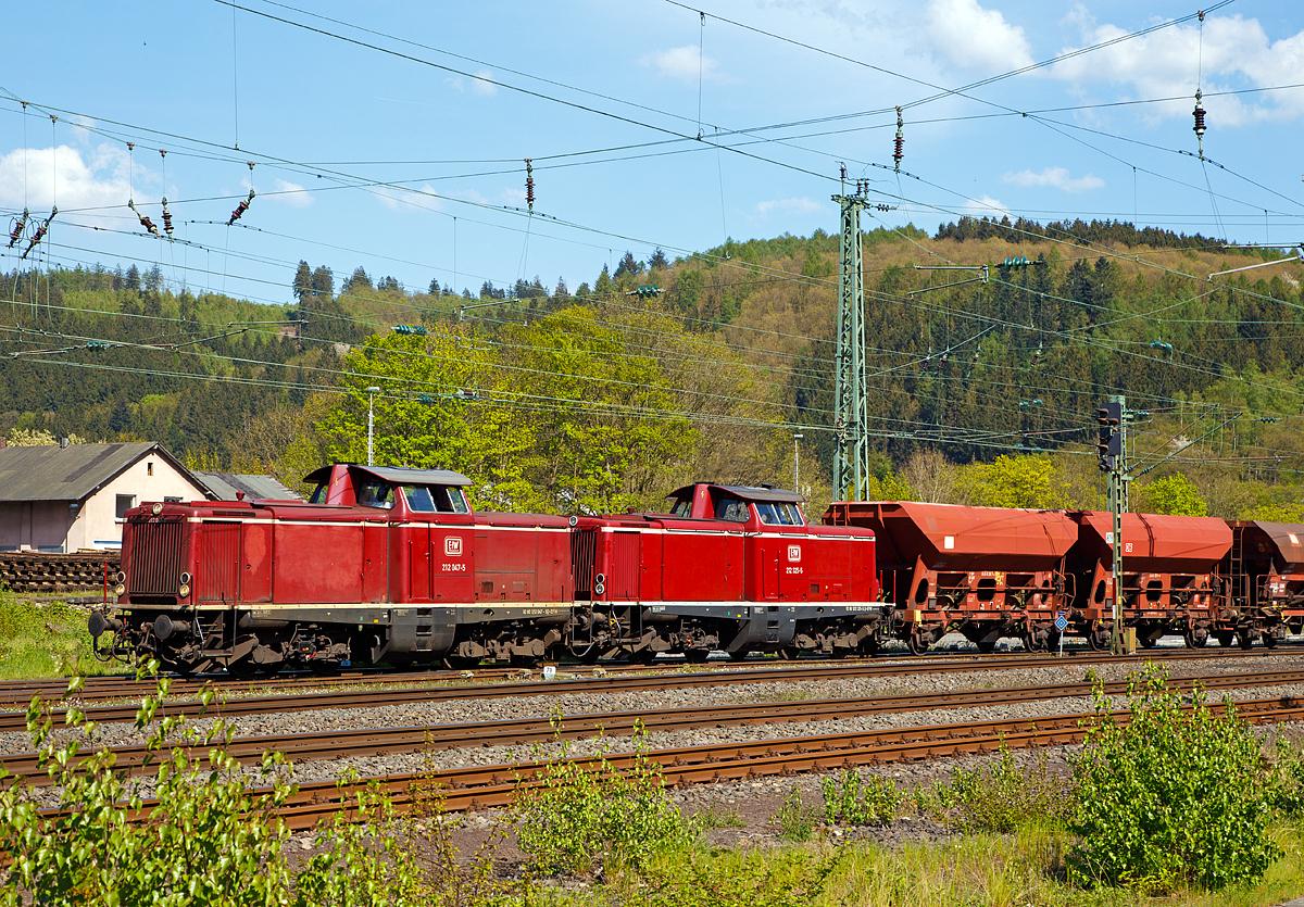 
Zwei V 100.20 der EfW-Verkehrsgesellschaft mbH fahren  in Doppeltraktion am 06.05.2016 in Betzdorf/Sieg mit einem leeren Schotterzug in den Abstellbereich. Es sind dies die 212 047-5 (92 80 1212 047-5 D-EFW), ex DB V 100 2047 und die 212 325-5 (92 80 1212 325-5 D-EFW), ex DB V 100 2325.

Beide V 100 wurden von MaK in Kiel gebaut.
Die Lebensläufe der beiden V 100:
Die 212 047-5:
Von MaK in Kiel 1963 unter der Fabriknummer 1000183 gebaut und als V 100 2047 an die Deutsche Bundesbahn geliefert. Zum 01.01.1968  Umzeichnung in DB 212 047-5. Z-Stellung und Ausmusterung bei der DB im Jahr 2001. Im Jahr 2002 über ALS - ALSTOM Lokomotiven Service GmbH in Stendal an die EfW-Verkehrsgesellschaft mbH.

Die 212 325-5:
Von MaK in Kiel 1966 unter der Fabriknummer 1000372 gebaut und als V 100 2325 an die Deutsche Bundesbahn geliefert. Zum 01.01.1968  Umzeichnung in DB 212 325-5. Z-Stellung und Ausmusterung bei der DB im Jahr 2001. Im Jahr 2002 über ALS - ALSTOM Lokomotiven Service GmbH in Stendal an die EBM Cargo GmbH & Co. KG dann 2005 an TSD - Transport-Schienen-Dienst GmbH, teilweise als Mietlok. Seit 2010 ist sie nun auch bei der EfW-Verkehrsgesellschaft mbH.