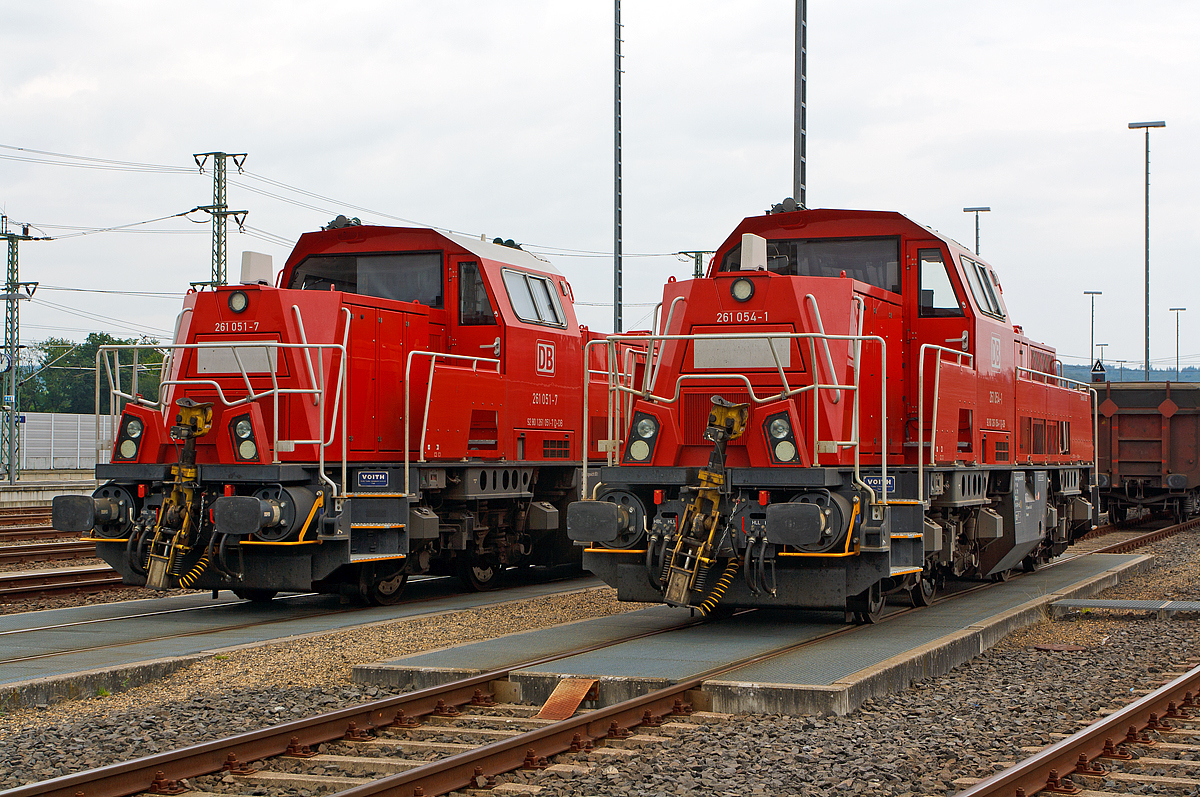 
Zwei Voith Gravita 10 BB, die 261 051-7 und 261 054-1 der DB Schenker Rail abgestellt am 02.08.2014 beim Bahnhof Montabaur.  

Beide Voith Gravita 10 BB wurden 2011 gebaut, die 261 051-7 unter der Fabriknummer L04-10102 und die 261 054-1 unter der Fabriknummer L04-10105.