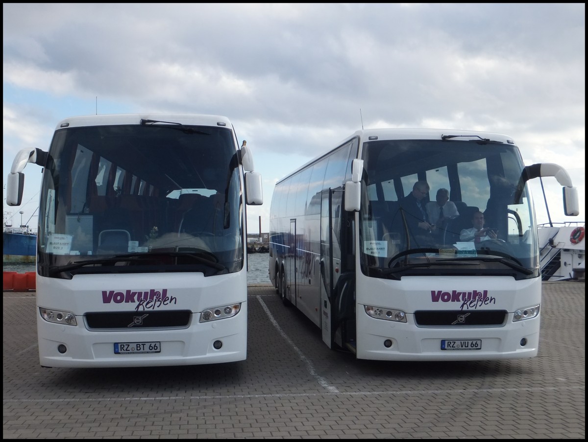 Zwei Volvo 9700 von Vokuhl Reisen aus Deutschland im Stadthafen Sassnitz.