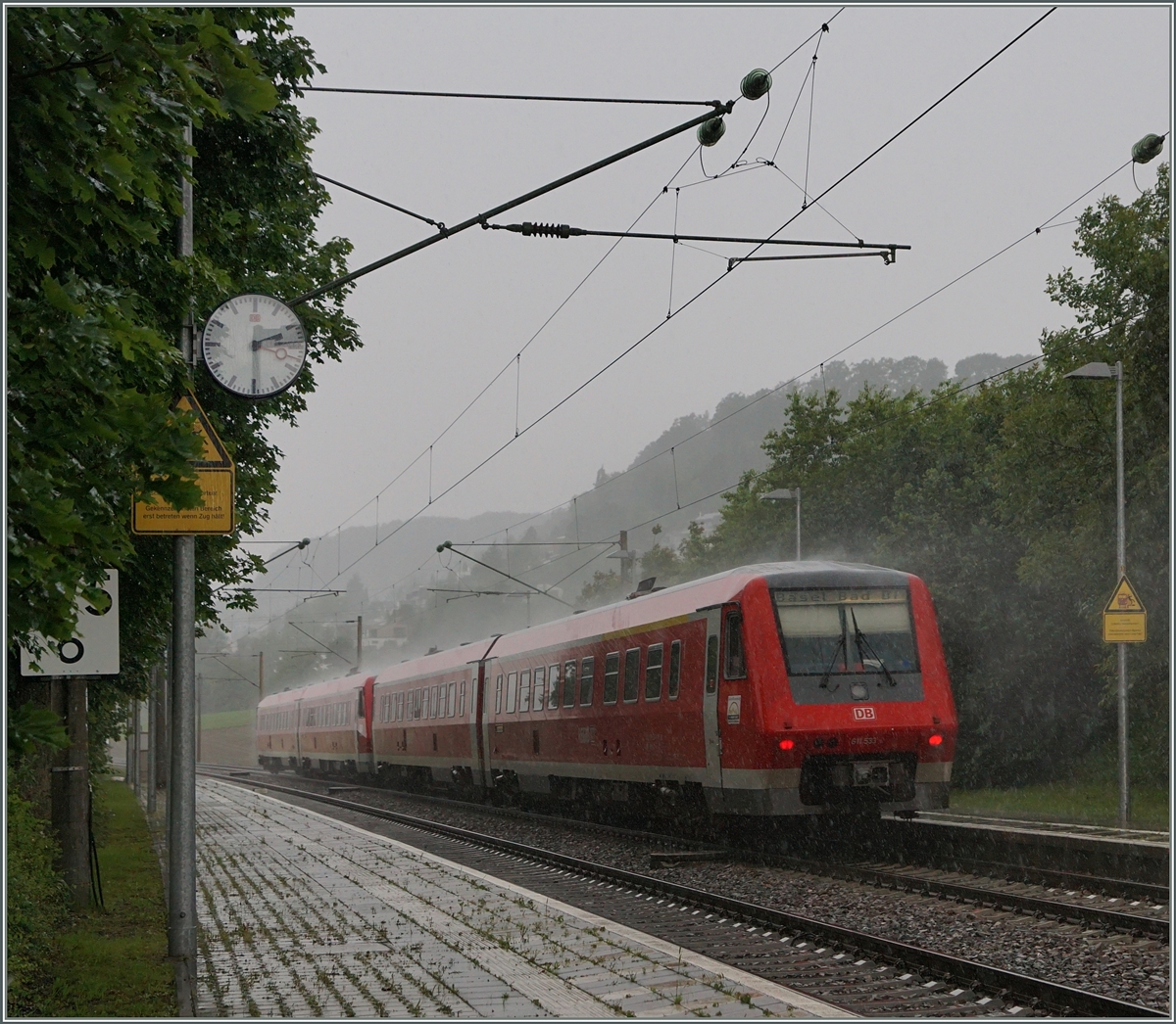 Zwei VT 611 eilen in Bietingen durch den Gewitterregen Richutng Basel Bad. Bf.
17. Juni 2016