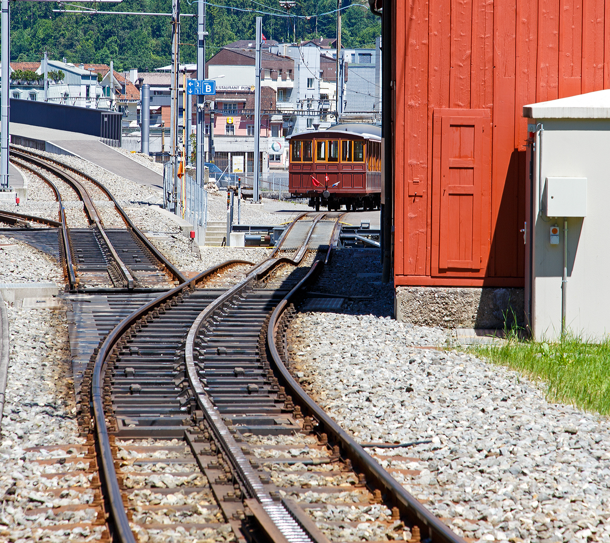 
Zwei Zahnstangen-Federweichen Rigi-VTW 2000 (Zahnstangensystem Riggenbach) der Rigi-Bahnen am 23.06.2016 in Arth-Goldau. Die Stellung der ersten Weiche, ist hier rechts zum Depot gestellt. Die zweite Weiche steht auf geradeaus zum Gleis 1 von dem Hochperron.

Aus einem Bedürfnis entstand eine Idee. Aus dem Ideenreichtum der Tüftler und Techniker entstand eine Erfindung, welche bei der Jahrtausendwende erstmals zum Einsatz gelangte: die biegbare Zahnstangenweiche. Die Rigi Bahnen bleiben ihrem Ruf als Bahnpioniere treu und erfinden im Jahr 1999 eine neue Zahnstangenweiche. Das Patent wurde weltweit angemeldet. Ein Jahr später erfolgt die Inbetriebnahme der ersten biegbaren serienreifen Zahnstangenweiche.

Das System beruht auf einem neuen Denkansatz. Die Weiche ist ausgebildet als flexibles Gleisstück welches in den beiden Endpositionen einem geschlossenen Gleis entspricht.  Die Weiche wurde von den Rigi Bahnen in enger Zusammenarbeit mit den Partnern der Verkehrs- und Industrietechnik AG, dem Technologiekonzern Windhoff (D), der ETH Zürich, Institut für Verkehrsplanung IVT und dem Bundesamt für Verkehr entwickelt.

Seit 2000 setzen die Rigi-Bahnen die neu entwickelte, als Federweichen bezeichnete Zahnstangenweichen ein, in welchen das Gleis von der einen Endlage in die andere entlang einer definierten Kurve gebogen wird. Die Konstruktion hat weniger bewegliche Teile als eine übliche Zahnstangenweiche und benötigt keine Weichenheizung.

Wie funktioniert die biegbare Zahnstangenweiche?
Die Federweiche basiert auf der Idee des „aufgeschnittenen“ Gleises, welches als einseitig eingespannte „Feder“ von der einen Endlage in die andere, entlang einer genau definierten Kurve, gebogen wird (ähnlich einer Schleppweiche, bei welcher die gesamte Fahrbahn, einschließlich Schellen, verschwenkt wird). In den Endlagen kann das System als „geschlossenes“ Gleis betrachtet werden. Der bewegliche Gleisrost ist durch spezielle Konstruktionselemente gegenüber Abheben und Ausknicken gesichert. Die Vorteile gegenüber der Zungen- und Schiebestückweiche sind offensichtlich.

Ein einseitig eingespannter Schwenkrahmen (Schienen + Zahnstange + Spurhalteeinrichtung) ist auf einem Oberrahmen seitlich verschiebbar. In den Endpositionen wird das System starr verschlossen und überwacht.
Im Bild sieht man gut, das im festen Gleisbett Leiterzahnstangen des Systems Riggenbach (zwischen zwei U-Profilen sind die Zähne als Sprossen eingesetzt) verbaut sind. In der Weiche sind es gebrannte Von-Roll-Lamellen-Zahnstange mit einer Breite 60mm (Teilung 100mm). 
Als Schienen werden Vignolschienen vom Typ VST36 (Kopfbreite 60 mm, 130 mm hoch, Metergewicht  35,82 kg) verwendet.

TECHNISCHE DATEN der biegbare Zahnstangenweiche:
System: RIGI - VTW
Spurweite: 	1435 mm / Normalspur
Länge: 19.4 m
Öffnung: 6° rechts / 9° links (beliebige Öffnungen möglich)
Systemgewicht kpl.: 20 Tonnen
Schienenmaterial: Schiene VST36, Lamellen-Zahnstange b=60mm, gebrannt (Biegung innerhalb Elastizitätsbereich)
Einbauneigung: 10.95%
Antrieb: Hydraulisch (Umstell-Nennkraft 13.500 N)
Steuerung: Überwachung mit Achszähler Tiefenbach und PILZ-Steuerung
