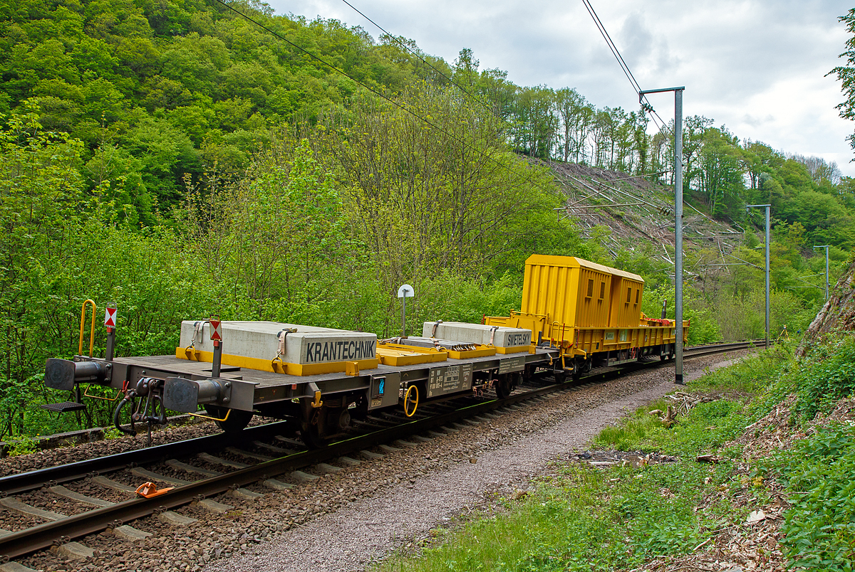 Zweiachsiger Flachwagen 23 81 9100 005-4 A-RTS der Gattung Us, der sterreichischen Bahnbaufirma Swietelsky Baugesellschaft mbH (Fischamend-Steg), die Standartbeladung sind 2 Stck Betonkltze  4,3 Tonnen (als zustzliche Gegengewichte fr den Kran KRC 1200), ist am 14.05.2016 in Kautenbach (Luxemburg) abgestellt. Nach der NVR-Nummer ist der Wagen eingestellt von der RTS Rail Transport Service GmbH, Graz diese ist eine 100%ige Tochter der Swietelsky Baugesellschaft m.b.H.

Der Wagen wurde 1987 von SGP – Simmering-Graz-Pauker AG im Werk Graz gebaut. Die Fabriknummer ist leider unleserlich eingeschlagen. Swietelsky Inventarnummer 001-22385.

TECHNISCHE DATEN:
Spurweite: 1.435 mm (Normalspur)
Anzahl der Achsen: 2
Lnge ber Puffer: 14.100 mm
Lnge der Ladeflche: 12.700 mm
Achsabstand: 8.000 mm
Eigengewicht: 13.980 kg
Max. Ladegewichte: 31,0 t ab Streckenklasse D  (18, 0 t bei A )
Zul. Hchstgeschwindigkeit: 100 km/h / 120 km/h (leer)
Kleinster befahrbarer Gleisbogen: R 120m
Bremse: KE-GP
Handbremse: ja

Dahinter der angekuppelte Schutzwagen 99 81 9377 004-2 A-RTS zum Kirow-Gleisbaukran KRC 1200.

Der Wagen wurde 2002 von KIROW unter der Fabriknummer 114900 zum Kranauslegerschutzwagen fr den Gleisbaukran KRC 1200 umgebaut.

TECHNISCHE DATEN:
Spurweite: 1.435 mm (Normalspur)
Anzahl der Achsen: 4 (in zwei Drehgestellen)
Lnge ber Puffer: 21.950 mm
Drehzapfenabstand: 16.660 mm
Achsabstand im Drehgestell: 1.800 mm
Laufraddurchmesser: 920 mm (neu)
Eigengewicht: 34.000 kg
Max. Ladegewichte: 45,0 t ab Streckenklasse A
Zul. Hchstgeschwindigkeit: 120 km/h
Kleinster befahrbarer Gleisbogen: R 60m
Bremse: 0 – P - A
Handbremse: ja
