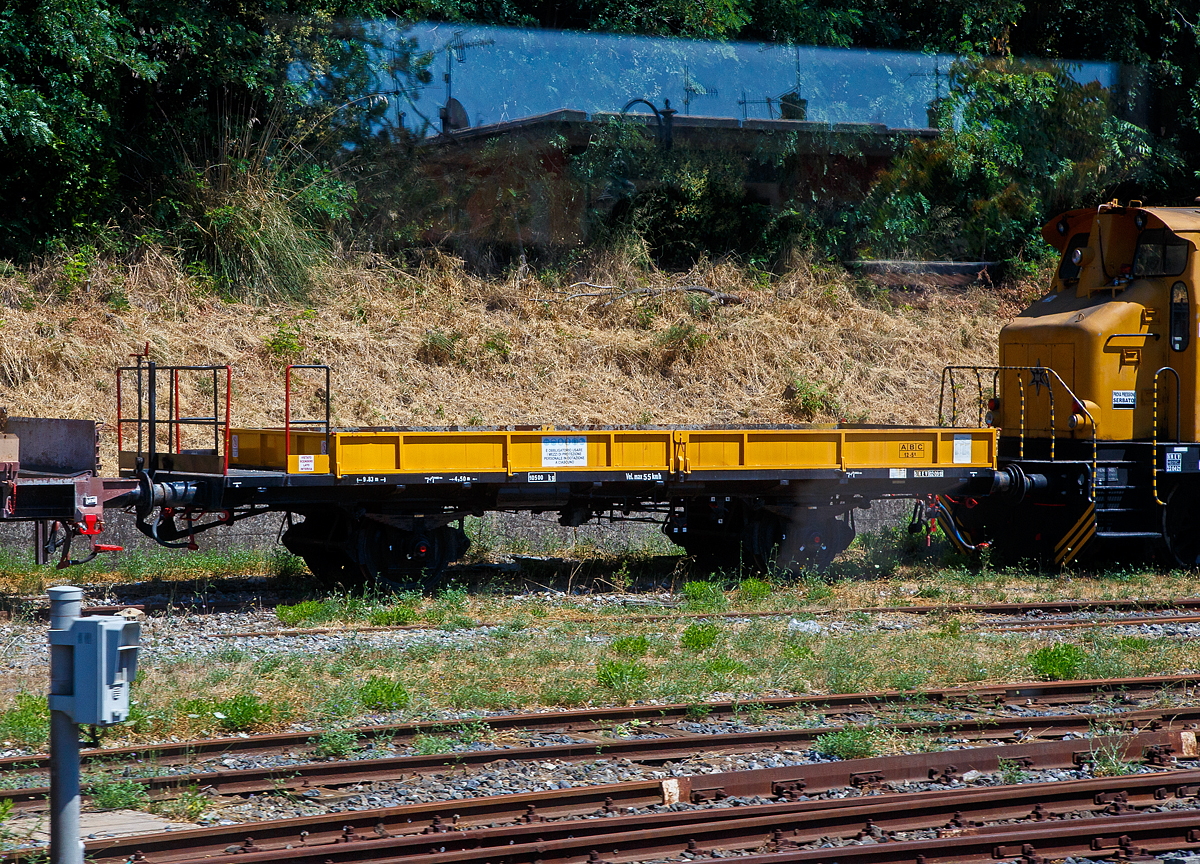 Zweiachsiger Flachwagen mit Bremserplattform und Seitenwandklappen abgestellt am 16.07.2022 beim Bahnhof Agropoli (Region Kampanien – Italien). Aufnahme aus einem IC durch die Scheibe.

TECHNISCHE DATEN (laut Anschriften):
Spurweite: 1.435 mm
Achsanzahl: 2
Länge über Puffer: 9.830 mm
Achsabstand: 4.500 mm
Höchstgeschwindigkeit: 55 km/h
Max. Zuladung: 10.500 kg
Nutzlast: 12.500 kg 
Handbremse: Ja