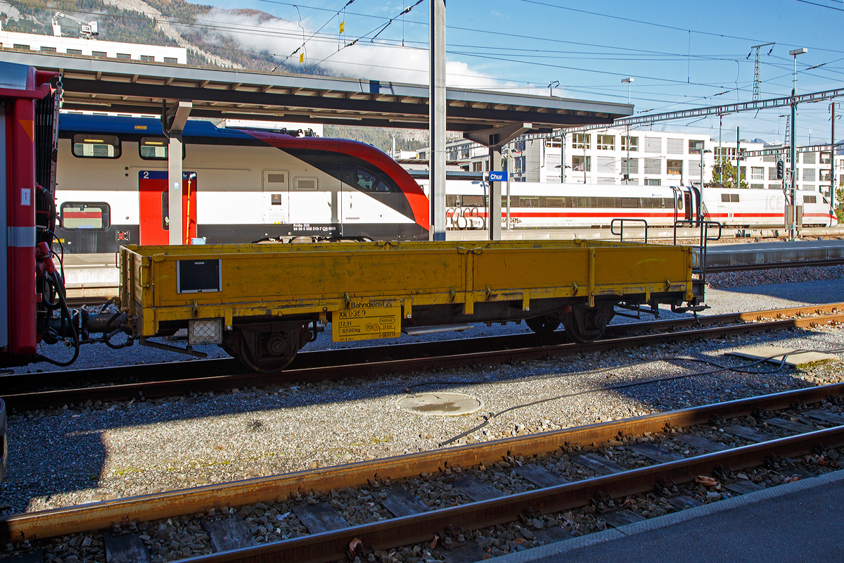 Zweiachsiger Niederbordwagen als Bahndienstwagen RhB Xk 9359, ex Ek 6217 (Baujahr 1906), abgestellt am 01.11.2019 in Chur.

TECHNISCHE DATEN:
Spurweite: 1.000 mm
Lnge ber Puffer: 9.140 mm 
Ladelnge: 7.480 mm
Ladeflche:  18 m
Eigengewicht: 6.100 kg
Ladegewicht:  12,5 Tonnen
Zul. Hchstgeschwindigkeit: 70 km/h
