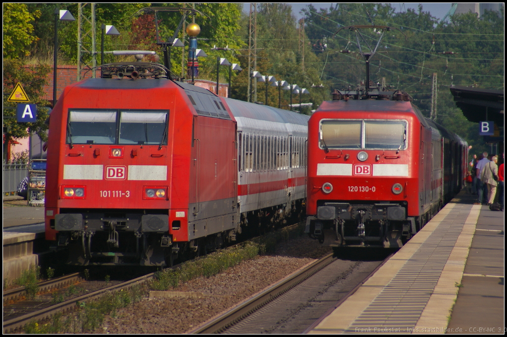 Zweimal Fernverkehr: Auf Gleis 101 steht DB 101 111-3 mit dem IC 2348 nach D�sseldorf, auf Gleis 102 schob 120 130-0 den IC 2376 nach Stralsund Hbf am 05.09.2014 zum Halt in den Bahnhof Uelzen
<br><br>
Update 120 130: 07/2015 in M�nchen in Brand geraten; 09/2015 in N�rnberg abgestellt; ++ 04/2016 N�rnberg