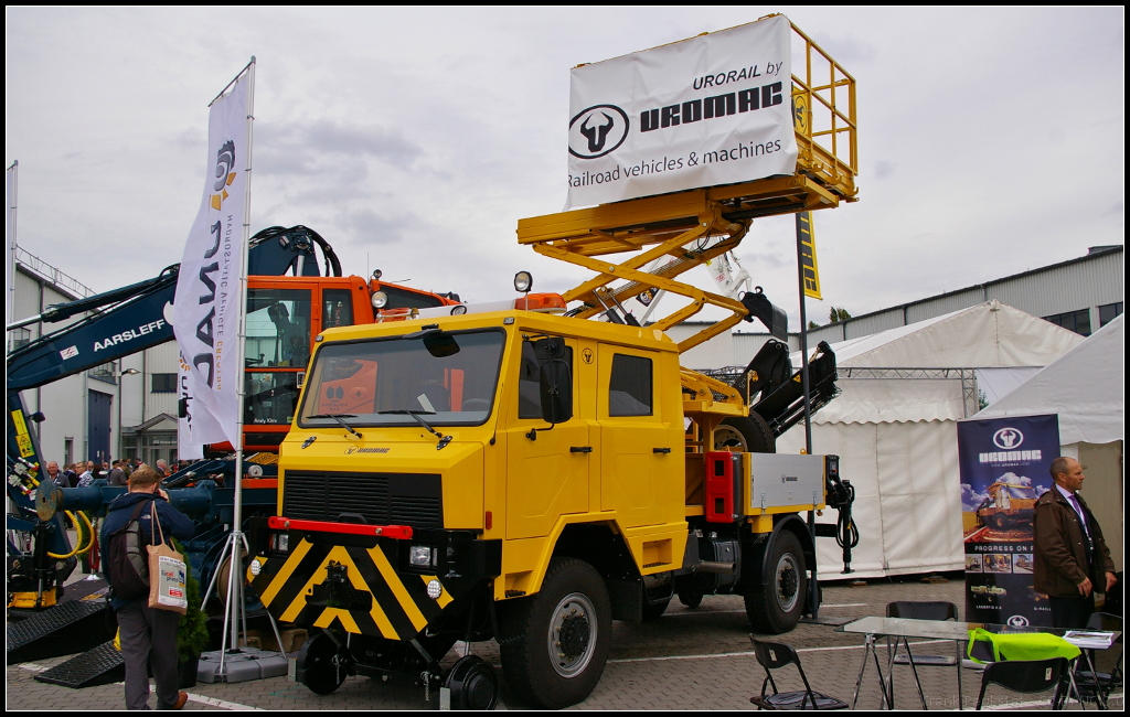 Zweiwege-Hebeb�hnenfahrzeug der spanischen Firma UROMAC - MAQUINARIA DEL EO, S.A.. Das Fahrzeug war auf der InnoTrans 2014 auf dem Freigel�nde ausgestellt.
<p>
Webseite Unternehmen (english): http://www.uro-rail.com/en/home/
