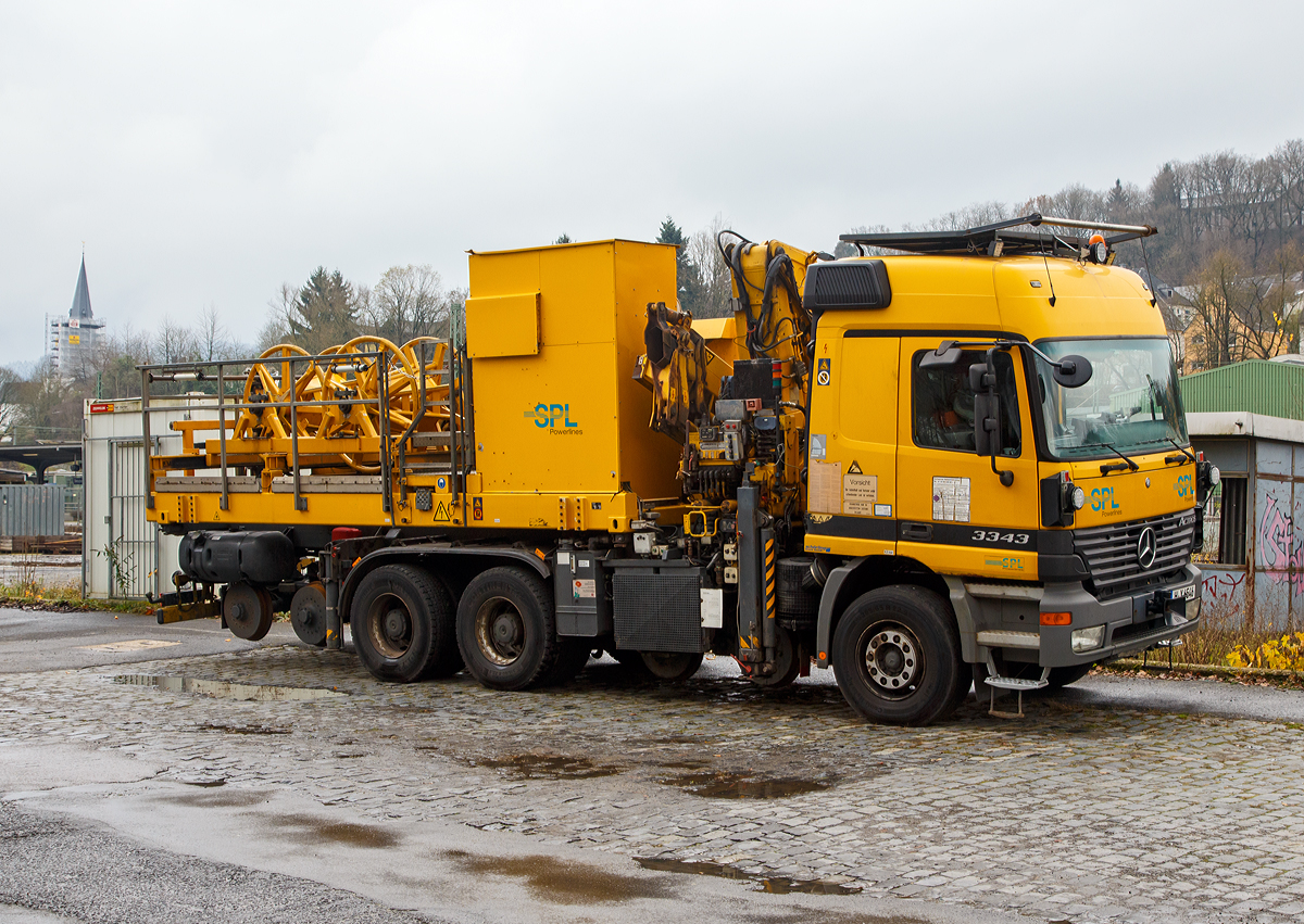 Zweiwegefahrzeug-Mercedes-Benz Actros 3343 K 6x4 mit Trommeleinheit und HIAB 330-4 Kran, Schweres Nebenfahrzeug Nr. 97 59 98 599 60-2 (Kfz-Kennzeichen H-X 6546), ein Zweiwege-Oberleitungsmontagefahrzeug der SPL Powerlines Germany GmbH (ex Siemens Fahrleitungssysteme Deutschland) abgestellt am 01.12.2017 in Betzdorf/Sieg.

Das Basisfahrzeug ein Mercedes-Benz Actros 3343 K 6x4 (Daimler Chrysler) wurde 2002 von Schrling-Brock GmbH unter der Fabriknummer 02-11 0103 zum Zweiwegefahrzeug umgebaut.

Das Fahrzeug hat zwei absenkbare Drehgestelle, hierbei ist im vorderen Drehgestell die erste Achse angetrieben, die zweite ist eine Laufachse. Im hinteren Drehgestell sind beide Achsen angetrieben. Die Rder haben einen Raddurchmesser 570 mm, der Antrieb erfolgt hydraulisch (durch Innenverzahnung und Hydromotoren).

Das Fahrzeug hat einen Wechselaufbau mit Kabelverlegeeinheit (Trommeleinheit) vom Typ BM 1100 / 2.8 der Fa. Zeck. Hinter dem Fahrerhaus (und vor dem Wechselaufbau) befindet sich der HIAB 330-4 Ladekran, er hat eine max. Traglast von 12 t, bei der max. Ausladung von 11.675 mm liegt die Traglast bei 2,5 t. Die Kabelverlegeeinheit dient zum aufnehmen bzw. abwickeln von Fahr- und Spanndrhten

TECHNISCHE DATEN (Schiene):
Spurweite: 1.435 mm 
Eigengewicht: 26,3 t
Nutzlast: 6 t
Anhngelast: 30  t
Bremse: Hydraulische Bremse und Federspeicherbremse
Zur Mitfahrt zugel. Personenzahl: 1 (und Fahrer)
Hchstgeschwindigkeit (Hg): 25 km/h 
In Weichen und Kreuzungen 20 km/h. Rckwrtsfahrt nur mit Rangiergeschwindigkeit und besetzter Spitze. Bei Arbeitsfahrt gekuppelt mit ZW Hubarbeitsbhne 4 km/h.
Hchstgeschwindigkeit (Strae): 80 km/h
