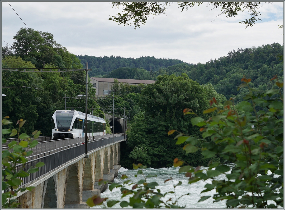 Zwischen Neuhausen und Schloss Laufen am Rheinfall überquert der Thurbo GTW RABe 526 763-8 den Rhein und die Kantonsgrenze (SH/ZH). 
18. Juni 2016