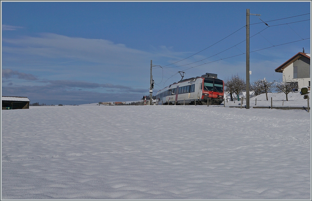 Zwischen Sales und Vaulruz konnte in einer herrlichen Winterlandschaft dieser SBB RBDe 560 Domino fotografiert werden. Der für die tpf fahrende Zug ist als RE 3818 von Bern nach Bulle unterwegs und wird hier gleich in drei Varianten gezeigt, in der Hoffnung damit nicht zu langweilen. 

23. Dezember 2021