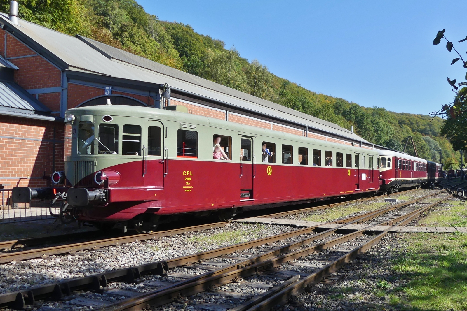 01.10.2023 Dieseltag im Fond de Gras. Diesel Triebzug Z 105 hängt am Triebzug Z 208 auf der Rückfahrt von Petange zum Fond de Gras. (Hans)