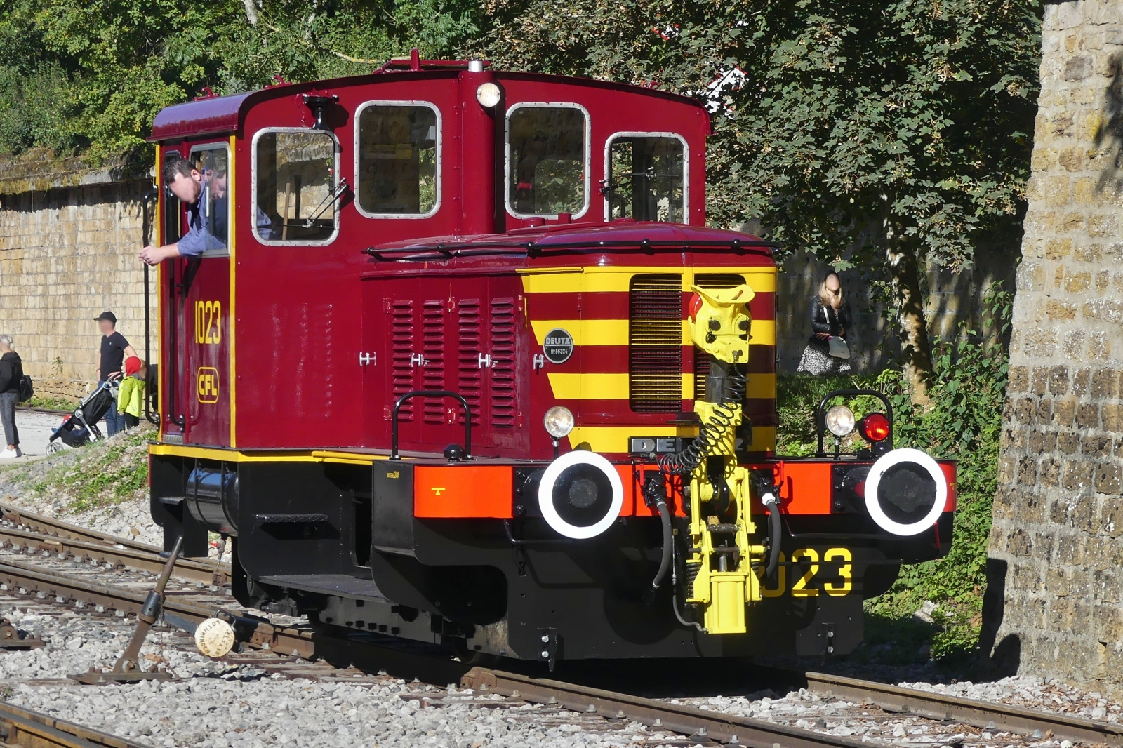 01.10.2023 Dieseltag im Fond de Gras. Diesellok 1023 wartet darauf die nächsten Personenwagen im Bahnhof vom Fond de Gras zu verschieben. (Hans)