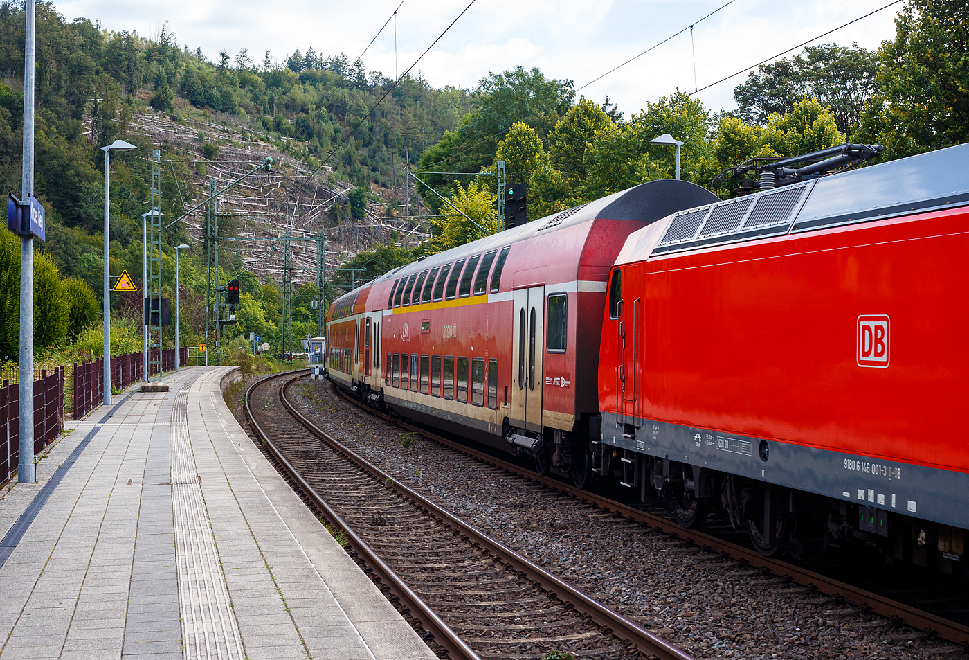 1./2. Klasse klimatisierter Doppelstock-Reisezugwagen (Hocheinstiegs-Dosto) D-DB 50 80 36-75 040-6 der Gattung DABpza 758.6, vom rsx - Rhein-Sieg-Express der DB Regio NRW, eingereiht im Zugverband am 15 September 2024 im Bahnhof Kirchen/Sieg.

Der Wagen wurde 1999 von der Deutsche Waggonbau AG (DWA) in Görlitz gebaut.

TECHNISCHE DATEN:
Gattung/Bauart: DABpza 758.6
Spurweite: 1.435 mm
Anzahl der Achsen: 4
Länge über Puffer: 26.800 mm
Wagenkastenlänge: 26 400 mm
Wagenkastenbreite: 2.784 mm
Höhe über Schienenoberkante: 4.631 mm
Drehzapfenabstand: 20.000 mm
Achsstand im Drehgestell: 2 500 mm
Drehgestellbauart: Görlitz VIII
Leergewicht: 48 t
Höchstgeschwindigkeit: 160 km/h
Sitzplätze: 35 in der 1. Klasse / 73 in der 2. Klasse
Toiletten: 1, geschlossenes System
Einstieg: Hoch
Bremse: KE-R-A-Mg (D)
Bemerkung: eingeschränkt dieselloktauglich