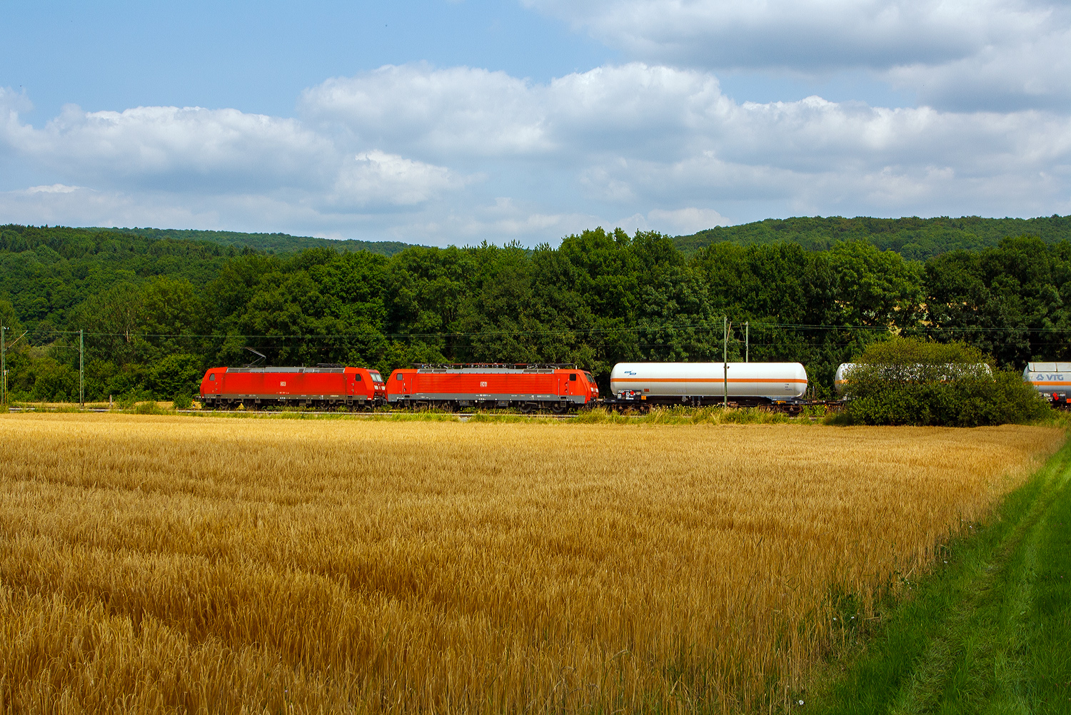 185 159-1 zieht die kalte 189 020-1 und einen gemischten Güterzug am 13.07.2013 hier zwischen Katzenfurt und Sinn in Richtung Siegen.