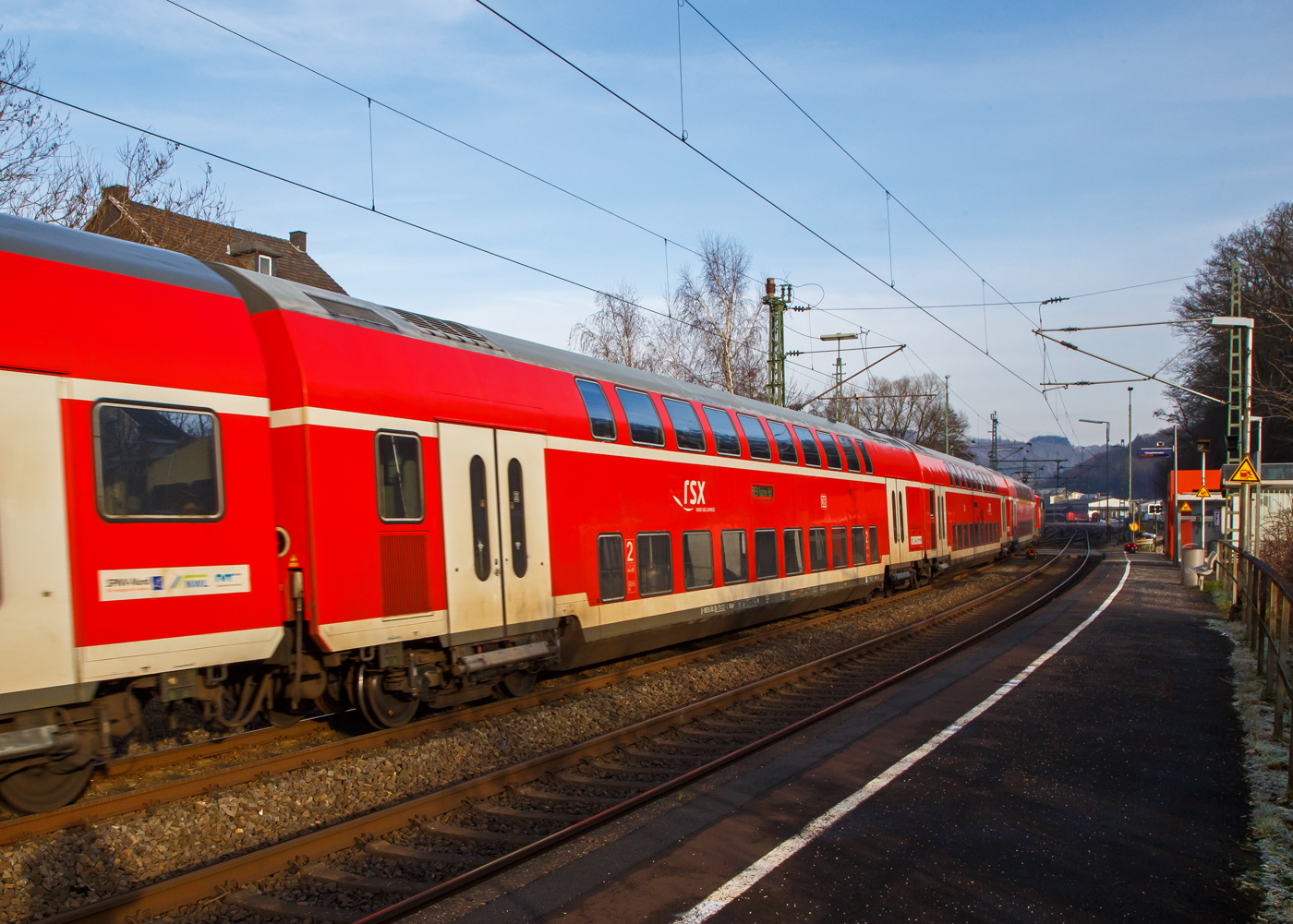 2. Klasse klimatisierter Doppelstock-Reisezugwagen (Hocheinstiegs-Dosto) D-DB 50 80 26-75 137-2 der Gattung DBpza 753.5, vom rsx - Rhein-Sieg-Express der DB Regio NRW, am 18.01.2023 im Zugverband vom RE 9 bei einer Zugdurchfahrt im Bahnhof Scheuerfeld (Sieg). 

Der Wagen wurde 2002 von Bombardier in Görlitz (ex DWA - Deutsche Waggonbau AG) gebaut.

TECHNISCHE DATEN: 
Gattung/Bauart: DBpza 753.5,
Spurweite: 1.435 mm
Anzahl der Achsen: 4
Länge über Puffer: 26.800 mm
Wagenkastenlänge: 26 400 mm
Wagenkastenbreite: 2.784 mm
Höhe über Schienenoberkante: 4.631 mm
Drehzapfenabstand: 20.000 mm
Achsstand im Drehgestell: 2 500 mm
Drehgestellbauart:  Görlitz VIII
Leergewicht:  49 t
Höchstgeschwindigkeit: 160 km/h 
Sitzplätze: 139 in der 2. Klasse