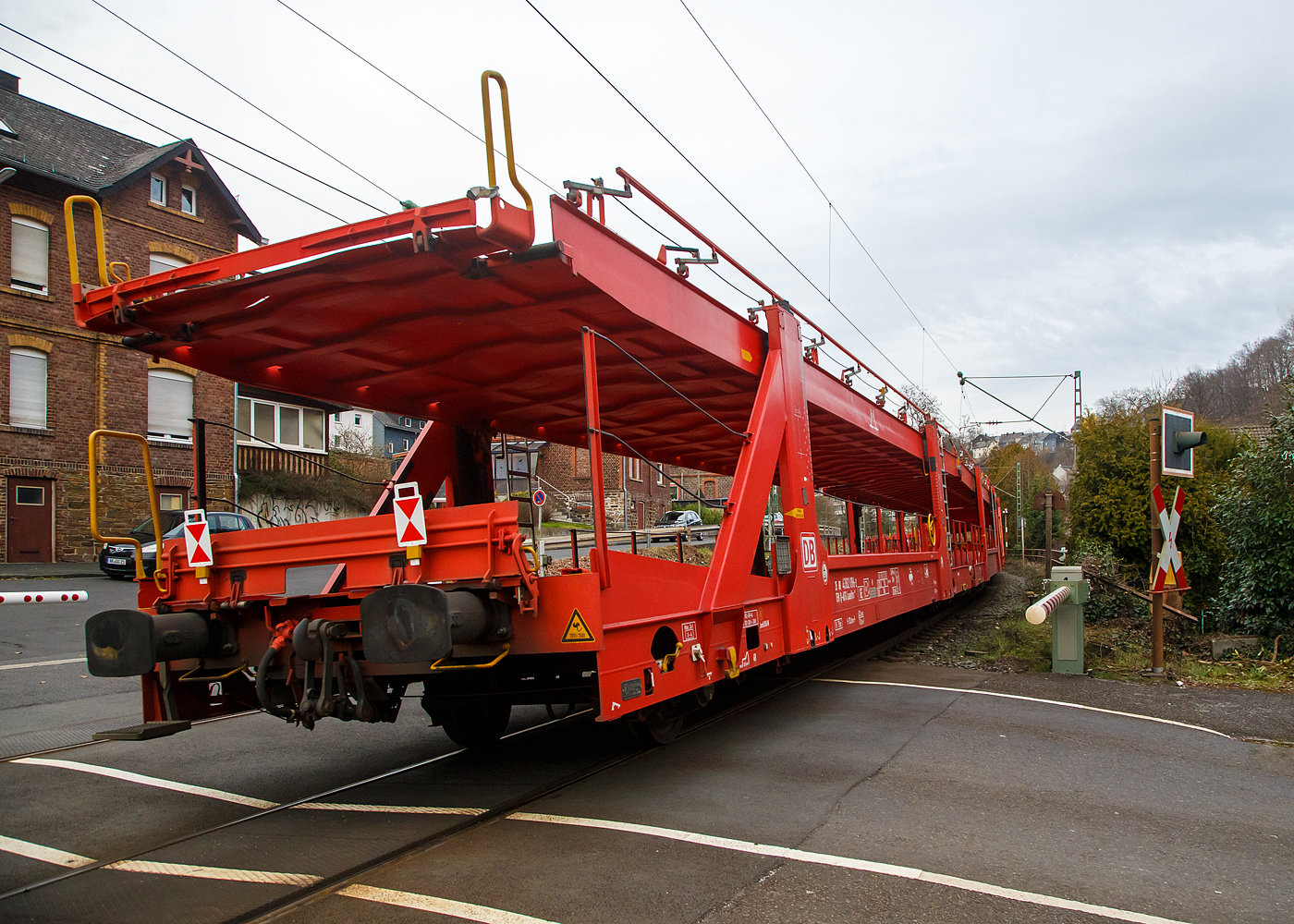 2 x 2 achsiger leerer offener Doppelstock-Autotransportwagen (Wageneinheit) 25 80 4382 096-2 D-ATG der Gattung Laaeffrs 561 der DB Cargo Logistics GmbH (ex ATG Autotransportlogistic GmbH) am 22.02.2023 im Zugverband bei der Durchfahrt in Kirchen (Sieg).

Die Wagen der Gattung Laaeffrs 561 sind im Rahmen von dem Projekt „Innovativer Güterwagen“ neuentwickelte Wagen. Es ist auch die Antwort auf den sich verändernden Automobilmarkt, auf dem zunehmend größere und schwerere Fahrzeuge gefragt sind (SUV). So eignen sich diese Wagen insbesondere für den europaweiten Transport von großvolumigen Pkws, SUVs und Vans, auch bei kleineren Lichtraumprofilen. Mit der hohen Lastgrenze von 35,5 Tonnen ist der Transport von besonders schweren Fahrzeugen möglich.

Damit sowohl ein typenreiner Transport als auch eine Mischverladung in den unterschiedlichen Lademaßen möglich ist, kann die obere Ladeebene hinsichtlich der Transportstellungen stufenlos eingestellt werden. Flexible Elemente der unteren Ladeebene sowie eine spezielle Geometrie der oberen Ladeebene dienen zusätzlich der effizienteren Ausnutzung des Laderaums bei besonders hohen Pkw.

Zur Ladungssicherung befinden sich auf der oberen und unteren Ladeebene jeweils 32 Radvorleger. Eine Besonderheit ist auch die erhöhte Arbeitssicherheit durch das Klappgeländer auf der oberen Ladeebene.

Die Vorteile auf einen Blick:
– Zweigliedriger, doppelstöckiger Autotransportwagen
– Hohe Lastgrenze
– Große Durchfahrhöhe
– Obere Ladeebene flexibel einstellbar
– Untere Ladeebene mit verstellbaren Elementen für eine höhere Auslastung
– Verringerte Gesamthöhe durch besondere Geometrie der oberen Ladeebene
– Klappbare Absturzsicherung auf der oberen Ladeebene

TECHNISCHE DATEN:
Gattung: Laaeffrs 561
Baujahr: ab 2018
Hersteller (u.a.): Tatravagónka a.s. Poprad (Slowakei)
Spurweite: 1.435 mm
Anzahl der Achsen: 4
Länge über Puffer : 33.000 mm
Ladelänge : 32.080 mm (unten) / 32.550 mm (oben)
Ladebreite : 2.950 mm (unten) / 2.794 mm (oben)
Wagenhöhe: 3.500 mm
Achsabstände: 10.700 / 5.900 / 10.700 mm
Laufraddurchmesser (neu): äußere 760 mm und mittlere 730 mm
Typ der Radsätze: BA 375 
Höchstgeschwindigkeit: 100 km/h (beladen) / 120 km/h (leer)
Eigengewicht: 36.500 kg
Nutzlast: 35,5 t ab Streckenklasse B (max. 18 t pro Ebene)
Max. Gewicht je Pkw: 2.800 kg
Kleinster befahrb. Gleisbogenhalbmesser: R 75 m
Höhe des Klappgeländers: 1.100 mm 
Bremse: KNORR KE-GP-A (K)
Bremssohle: Jurid 816M
Intern. Verwendungsfähigkeit: TEN-GE