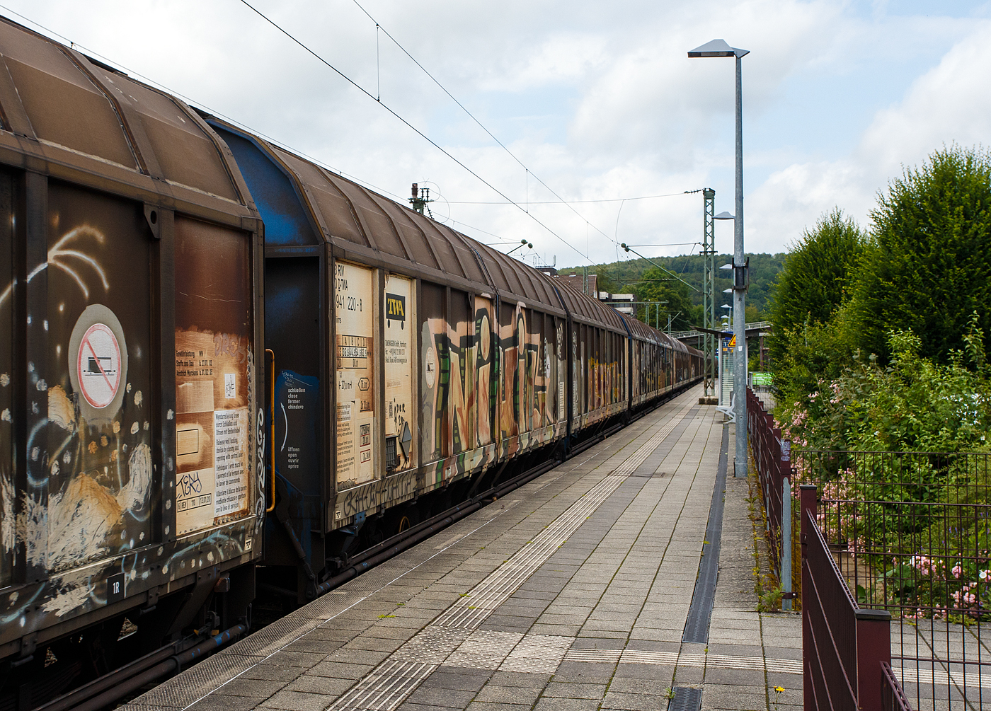 2 x zweiachsige, zweigliedrige, festgekuppelte, gedeckte Güterwageneinheit mit Schiebewänden, 23 80 2941 220-8 D-TWA der Gattung Hiirrs der TRANSWAGGON GmbH (Hamburg) am 04 Juli 2023 im Zugverband, eingereiht in den sogenannten  Henkelzug , bei der Zugdurchfahrt im Bf Kirchen (Sieg). Leider sind solche Wagen immer sehr beschmiert. 

Das Ladegut solcher Wageneinheiten sind Stückgüter, sie bieten Platz für bis zu 2 × 36 = 72 EUR Paletten (800×1200 mm).

TECHNISCHE DATEN:
Gattungskennzahl: 2941
Spurweite: 1.435 mm
Länge über Puffer : 27.000 mm
Achsabstände: 9.000 / 4.205 / 9.000 mm
Laufraddurchmesser: 920 mm (neu)
Eigengewicht: 27.400 kg
Ladelänge: 2 × 12.534 mm
Ladebreite: 3.030 mm
Ladefläche: 76,0 m²  (2 × 38,0 m²)
Rauminhalt: 206,8 m³
Seitentürenöffnung (Breite x Höhe): 6.143 x 2.865 mm
Max. Zuladung: 62,5 t (ab Streckenklasse D)
Max. Geschwindigkeit: 100 km/h (beladen) / 120 km/h (leer)
Bremse: KE-GP-A 
Feststellbremse: Nein 
Kleinster befahrbarer Gleisbogen: R 75 m
Wagenbegrenzungslinie: G1
Intern. Verwendungsfähigkeit: RIV
Bemerkungen: Max. 72 EURO-Palette möglich.  
