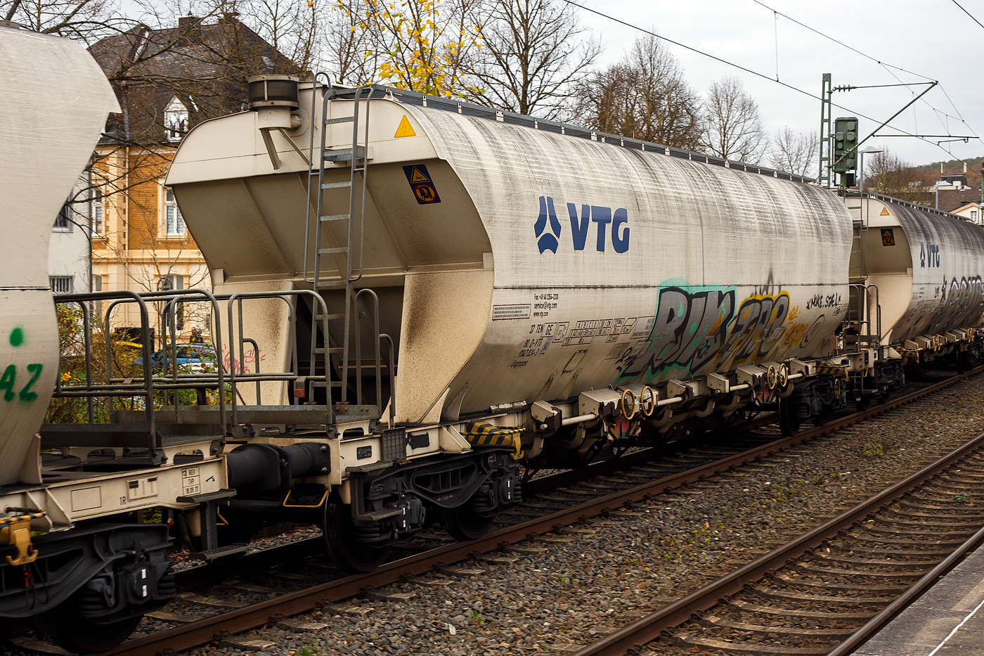 4-achsige Drehgestell-Schüttgutwagen mit dosierbarer Schwerkraftentladung (Behälterwagen mit Trichtermittenentladung für Zucker), 37 80 9347 024-3 D-VTG, der Gattung Uagnpps, der VTG Rail Europe GmbH am 31.10.2024  im Zugverband bei einer Zugdurchfahrt durch den Bahnhof Kirchen (Sieg).

Diese 4-achsige Drehgestell-Behälterwagen mit Trichtermittenentladung für Zucker (Hopper-Wagen) werden ab 2016 von dem slowakischen Güterwagenhersteller Tatravagónka a.s. in Poprad gebaut. Die VTG hatte 2016 eine Serie von 240 Wagen bei Tatravagonka Poprad bestellt.

Die Behälterwagen Uagnpps sind für den Transport von Zucker optimiert und haben ein Fassungsvermögen von 92 m³. Die Wagen besitzen eine lösungsmittelfreie, lebensmittelechte Beschichtung. Die weiße Farbgebung verhindert die Aufheizung des Transportgutes. Im Dachbereich befinden sich vier Domdeckel DN 500 aus Edelstahl zur staubfreien Beladung, der Deckel ist jeweils durch einen Knebelverschluss öffnen- /verschließbar (Einknebeldom). Durch die Sattelwandneigung von 50° ist eine rückstandsfreie Entladung des Zuckers möglich. Diese erfolgt über vier Auslauftrichter mit Muschelschieber (Öffnung 900 mm x 600 mm), die in Längsrichtung gleismittig angeordnet sind. Hierdurch wird ein seitliches Überlaufen des Zuckers bei der Entladung vermieden. Die Muschelschieber sind jeweils manuell per Handrad bedienbar, die Handräder befinden sich an beiden Wagenseiten (beide Seiten sind durch jeweils eine Welle verbunden). Da bei der Entladung ein Unterdruck entsteht, befinden sich oben an den Stirnseiten zwei Ausgleichsventile (eins je Seite), deren Filter das Eindringen von Ungeziefer verhindern. Die mechanischen Teile des Entlademechanismus sowie der Bremse sind gegen Zuckerstaub geschützt. Die Befülldome, Trichter, Muschelschieber und die Entleerungsklappen sind aus Edelstahl (1.4301), ansonsten ist der obere Teil aus Stahl (Werkstoff S355J2+N) gefertigt.

Der Uagnpps kann für den uneingeschränkten Betrieb auf allen europäischen Eisenbahnstrecken mit Normalspurweite und für klimatische Bedingungen im Temperaturbereich von -25°C bis +40°C eingesetzt werden. Die Wagen sind S-Verkehr konstruiert. Die VTG-Wagen haben die Nummernreihe 9347 014 bis 9347 253. Die VTG Bezeichnung der Wagen ist H45.092D.

TECHNISCHE DATEN:
Baujahr: Ab 2016
Hersteller: Tatravagónka a.s. Poprad (Slowakei)
Gattung: Uagnpps (VTG H45.092D)
Spurweite: 1.435 mm (Normalspur)
Anzahl der Achsen: 4 (in zwei Drehgestellen)
Länge über Puffer : 16.800 mm
Drehzapfenanstand: 12.000 mm 
Achsabstand im Drehgestell: 1.800 mm 
Laufraddurchmesser: 920 mm (neu)
Drehgestelltyp: Y25 Lsi-C-K
Eigengewicht: 22.280 kg 
Max. Nutzlast: 67,7 t (ab Streckenklasse D), 61,7 auf DB Netz ab CM
zul. Gesamtgewicht: 90 t
Max. Achslast: 22,5 t
Gesamtvolumen: 92 m³
Art der Auskleidung: Lebensmittelechte Beschichtung - Novatic ZD 95, lösemittelfrei
Befüllung: oben über vier Dome DN 500
Entleer-Einrichtung: 4 Auslauftrichter mit Edelstahlklappen 600 mm x 900 mm (breit x länge), gleismittig, manuell per Handrad bedien- und dosierbar.
Entleerungsart: Über Schwerkraft
Höchstgeschwindigkeit: 100 km/h / 120 km/h (leer)
Kleinster bef. Halbmesser: 75 m
Bremse: KE-GP-A 2x8  (Kompaktbremse CFCB, K-Sohle) 
Kompaktbremse: CFCB
Ladegut: Zucker
Intern. Verwendungsfähigkeit: TEN – GE
