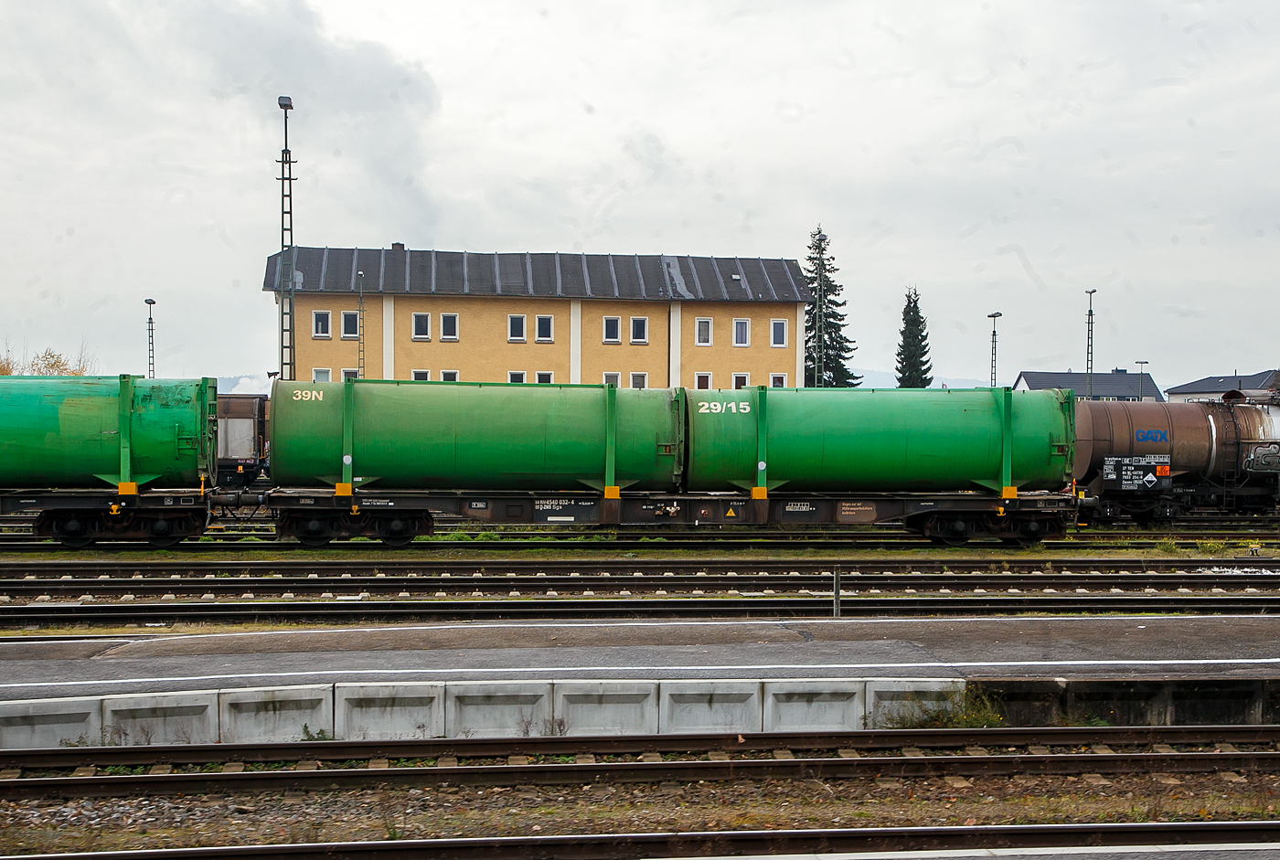 4-achsiger Drehgestell-Containertragwagen 84 80 4540 032-4 D-ZMS, der Gattung Sgs, vom ZMS – Zweckverband Müllverwertung Schwandorf, beladen mit zwei Müll-Containern, abgestellt am 22.11.2022 im Bahnhof Schwandorf.

TECHNISCHE DATEN:
Spurweite: 1.435 mm
Anzahl der Achsen: 4 in zwei Drehgestellen
Länge über Puffer: 19.900 mm
Drehzapfenabstand: 14.560 mm
Achsabstand im Drehgestell: 2.000mm
Ladelänge: 18.500 mm
Höchstgeschwindigkeit: 100 km/h
Maximales Ladegewicht: 59,6 t (Streckenklasse C oder höher)
Eigengewicht: 29.350 kg
Kleinster bef. Gleisbogenradius: 100 m
Bauart der Bremse: KE-GP
Bremssohle: IP 116

ZMS betreibt im Verbandsgebiet 11 Müllumladestationen. An den Müllumladestationen wird Haus- und Sperrmüll der kommunalen Abfuhr sowie nicht verwertbarer Gewerbemüll angeliefert. An den Müllumladestationen wird der Müll mit Hydraulikpressen in Spezialcontainer verpresst und mit umweltfreundlichen Bahntransport zum Müllkraftwerk nach Schwandorf geliefert.

Im Müllheizkraftwerk werden die Container von den Bahnwaggons abgeladen, an den Müllbunker angedockt und ausgepresst. Das Müllkraftwerk Schwandorf ist mit seinen vier Ofenlinien rund um die Uhr an jedem Tag des Jahres in Betrieb, um die Abfälle aus dem Verbandsgebiet zu entsorgen, die benachbarte Industrie mit Strom und Dampf zu versorgen, Strom für das öffentliche Netz zu erzeugen sowie die Wärme für die städtische Fernwärmeversorgung zu liefern.
