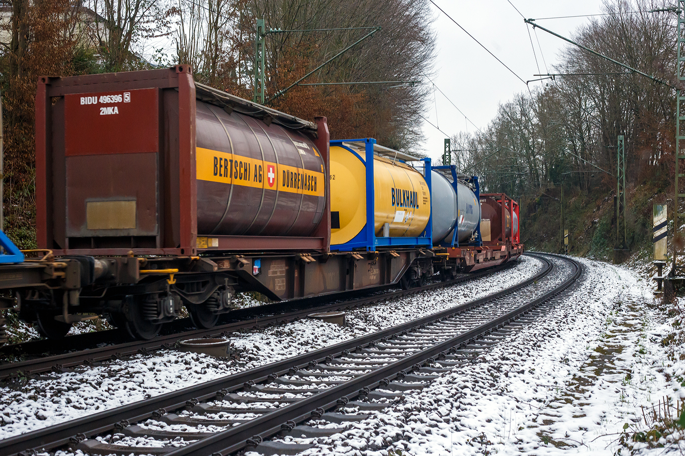 4-achsiger Drehgestell-Containertragwagen für Großcontainer und Jumbo-Wechselbehälter, 31 80 4556 337-2 D-DB, der Gattung Sgns 691, der DB Cargo AG, hier beladen mit zwei 20-Fuß-Tankcontainern, am 10 Januar 2025 im Zugverband bei einer Zugdurchfahrt in Betzdorf/Sieg.