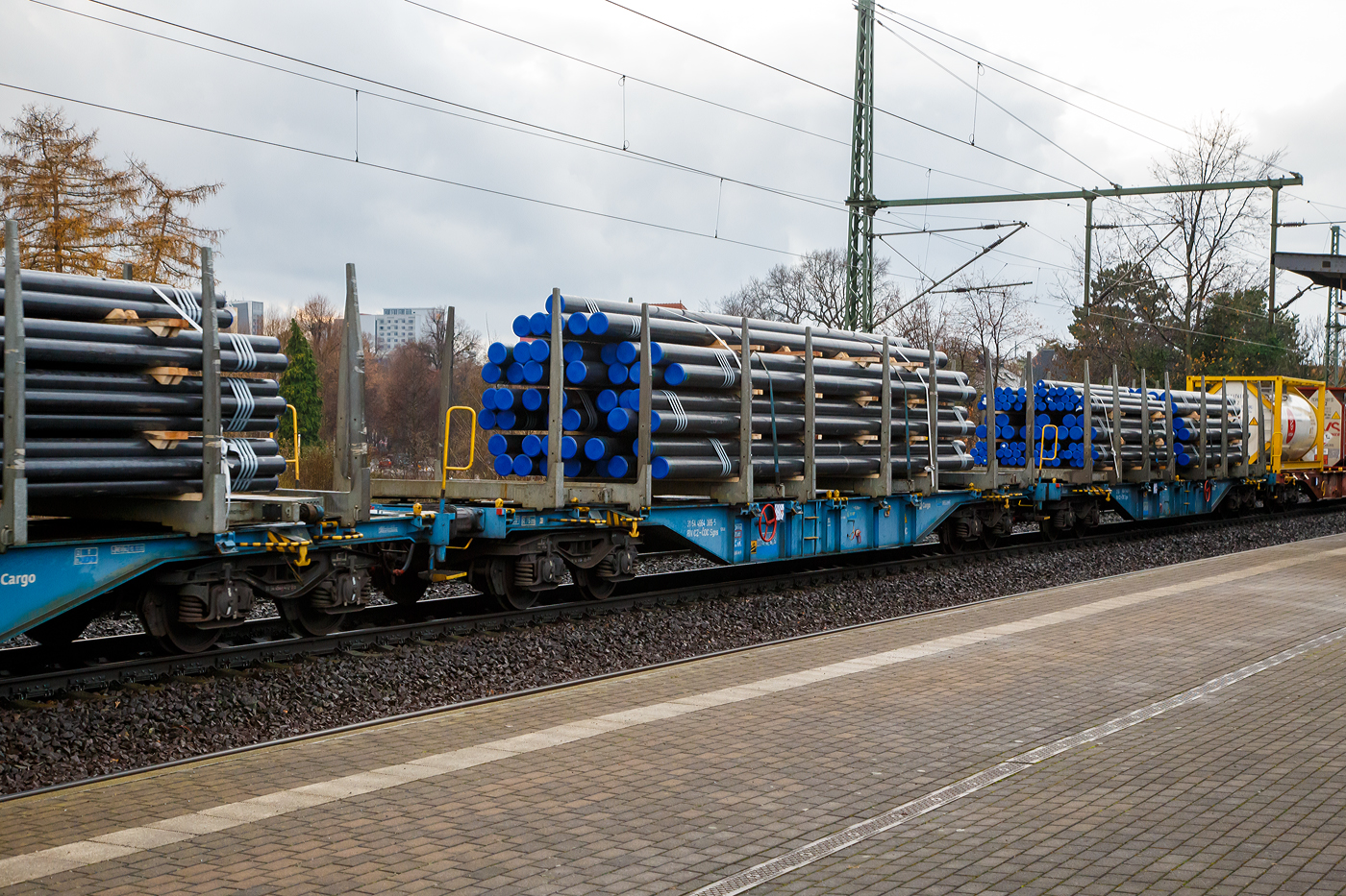 4-achsiger Drehgestell-Containertragwagen mit Rungenaufsätzen 31 54 4564 365-5 CZ-ČDC, der Gattung Sgns 539.8, der tschechischen ČD Cargo, a.s, am 07.12.2022 im Zugverband, beladen mit Rohren, bei einer Zugdurchfahrt im Bahnhof Dresden-Strehlen. 