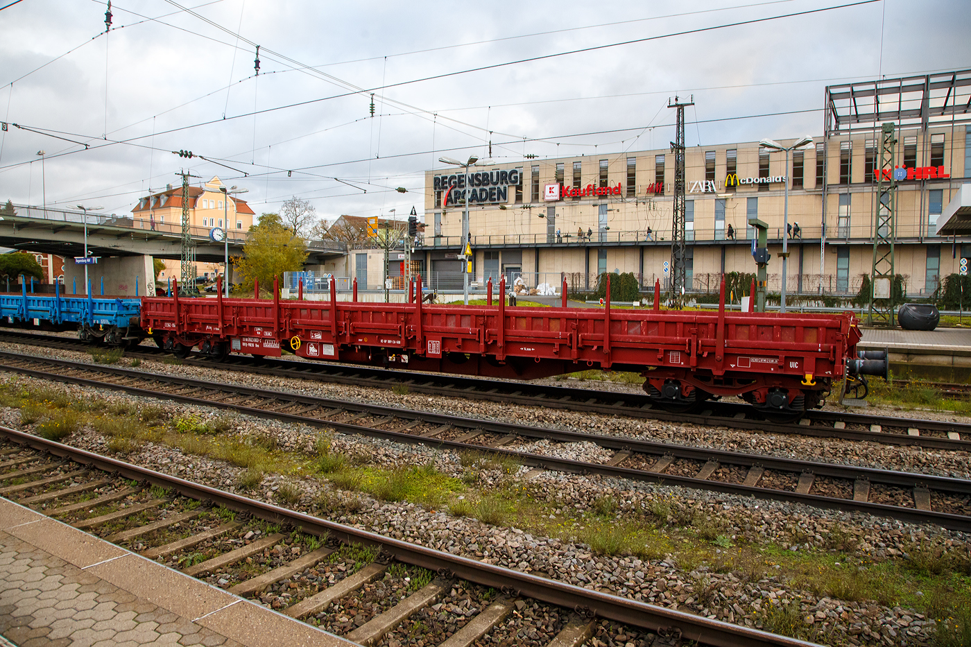 4-achsiger Drehgestell-Flachwagen, mit Seiten- und Stirnwandklappen sowie Drehrungen, 33 80 3923 003-6 D-PRESS, der Eisenbahn-Bau- und Betriebsgesellschaft Pressnitztalbahn mbH, am 24.11.2022 im Zugverband bei einer Zugdurchfahrt im Hbf Regensburg.  

TECHNISCHE DATEN:
Spurweite: 1.435 mm (Normalspur)
Anzahl der Achsen: 4 in 2 Drehgestellen
Länge über Puffer: 19.900 mm
Drehzapfenabstand:  14.860 mm
Achsabstand in den Drehgestellen: 1.800 mm
Eigengewicht: 24.000 kg
Ladelänge: 18.500 mm
Ladefläche: 51 m²
Maximale Ladegewicht: 56,0 t (Streckenklasse C)
Höchstgeschwindigkeit: 100 km/h 
Kleinster befahrbarer Gleisbogenhalbmesser: R 75 m
Feststellbremse: ja
Bremse: KE-GP (LL)
Bremssohle: IB 116
Intern. Verwendungsfähigkeit:  RIV