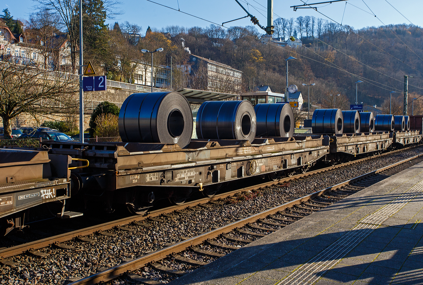 6-achsige Drehgestell-Flachwagen mit aufgesetzten Lademulden für Coils (Blechrollen), hier im Vordergrund 31 80 4871 100-2 D-DB, der Gattung Sahmms-t 710, der DB Cargo Deutschland AG, am 21 November 2025 im Zugverband bei der Zugdurchfahrt in Kirchen/Sieg, hier beladen mit 3 Warmband-Coils. 

Auf den eigentlichen Drehgestell-Flachwagen (Schwerlastwagen) ist ein Ladegestell aufgesetzt, im dem sich 7 Lademulden für Coils befinden. Bei Bedarf kann das Ladegestell abgehoben werden und der Wagen kann so für andere Güter verwendet werden, dann würde der Wagen zur Gattung Samms 710. Früher wurden diese Wagen als Ssylms bzw. Sas 710 bezeichnet.

TECHNISCHE DATEN:
Spurweite: 1.435 mm (Normalspur)
Anzahl der Achsen: 6 in zwei Drehgestellen
Länge über Puffer: 16.400 mm
Drehzapfenabstand: 8.400 mm
Achsabstand im Drehgestell: 3.400 mm (2 × 1.700 mm)
Gesamter Radsatzstand: 11.800 mm
Ladelänge: 15.000 mm
Ladebreite in den Mulden (Sahmms-t): 2.450 mm
Max. Coil-Ø: 2.200 mm
Höchstgeschwindigkeit: 100 km/h (beladen) /120 km/h (leer)
Maximales Ladegewicht (RIV): 69,5 t ab Streckenklasse D (RIV)
Maximales Ladegewicht auf DB Netz: 84,5 t ab Streckenklasse CE 
Eigengewicht: 35.240 kg
Achslast: 20 t
Kleinster bef. Gleisbogenradius: 80 m
Bauart der Bremse: KE-GP (LL)
Bremssohle: IB 116
Handbremse: Ja (Fbr)
Intern. Verwendungsfähigkeit: RIV