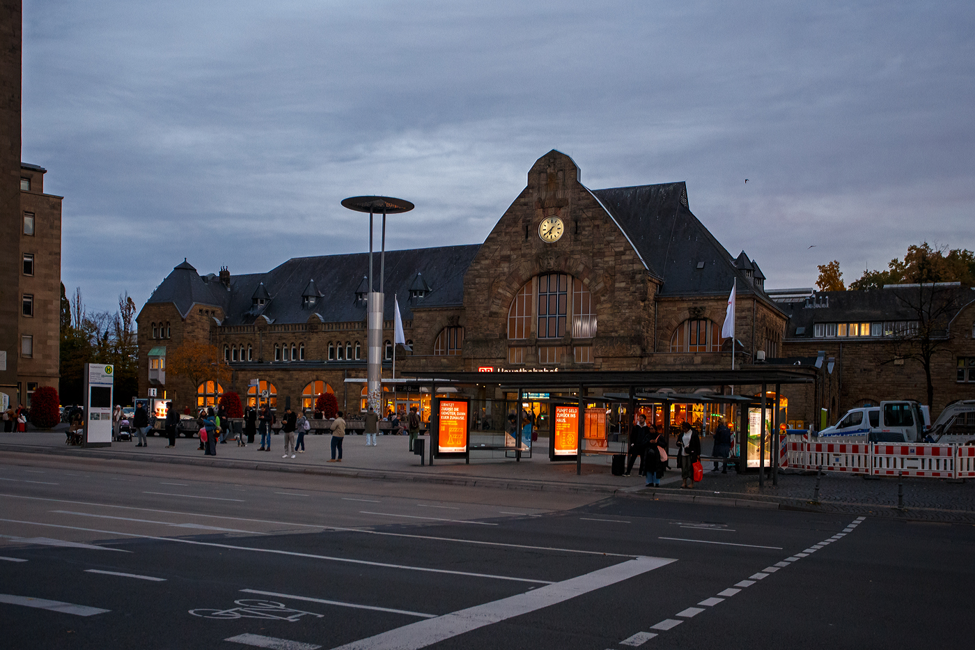Aachen Hauptbahnhof (Vorplatz und Empfangsgebäude) am Abend (18:40 Uhr) des 21 Oktober 2025. 

Aachen Hauptbahnhof (französisch d'Aix-la-Chapelle) ist der größte der drei in Betrieb befindlichen Bahnhöfe in der Stadt Aachen. Hier halten im Fernverkehr unter anderem Eurostar-Züge von Dortmund über Köln und Brüssel Süd nach Paris Nord, sowie die DB ICE-International-Linie Frankfurt–Köln–Brüssel. Außerdem halten hier die Regional-Express-Linien RE 1 (NRW-Express), RE 4 (Wupper-Express), RE 9 (Rhein-Sieg-Express), RE 18 (Dreiländerzug/Arriva Nederland), sowie Regionalbahn-Linien RB 20 (Euregiobahn), und RB 33 (Rhein-Niers-Bahn). Zudem beginnt/endet hier der belgische euregioAIXpress als S41 von Aachen über Welkenraedt und Liège(Lüttich)-Guillemins nach Liège-Saint-Lambert fährt. 

Die belgische S41, sowie die ICE und Eurostar halten stets auf den Gleisen 6–9, da nur dort die Oberleitung zum Systemwechsel umgeschaltet werden kann, diese soll jedoch bis 2025 auf die freie Strecke nach Hergenrath verlegt werden. Die durchgehenden Hauptgleise (Gleise 4 und 5) dienen ausschließlich der Durchfahrt sowie für Rangierfahrten und besitzen keinen Bahnsteig. Meist werden die in Aachen endenden Züge der Linien RE 1, RE 4, RE 9 und RB 33 lange vor Abfahrt im Hauptbahnhof bereitgestellt.

Der Bahnhof liegt an den Bahnstrecken KBS 480 - Schnellfahrstrecke Köln–Aachen Köln–Aachen (km 70,2), KBS 425 - Aachen–Mönchengladbach (km 1,87) und L 37 (Belgien) - Lüttich–Aachen (km 70,2).


