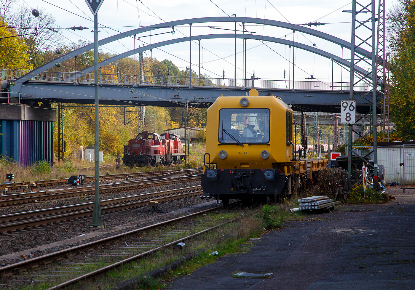 Abgestellt zur Wochenendruhe in Kreuztal am 30.10.2022:
Rechts DB 741 131 ein Gleisarbeitsfahrzeug GAF 100 R (Schweres Nebenfahrzeug Nr. 99 80 9420 037-0, ex 97 17 50 011 18-3) mit Gleiskraftwagenanhänger H27 (Schweres Nebenfahrzeug Nr. D-DB 99 80 9750 390-3, ex 35.1.049), beide von der DB Netz AG

Links hinter der Brücke die DB 265 003-4 eine Voith Gravita 15L BB und dahinter die DB 294 691-3 (ex DB 294 171-7, ex DB 290 171-8) eine remotorisierte V 90.