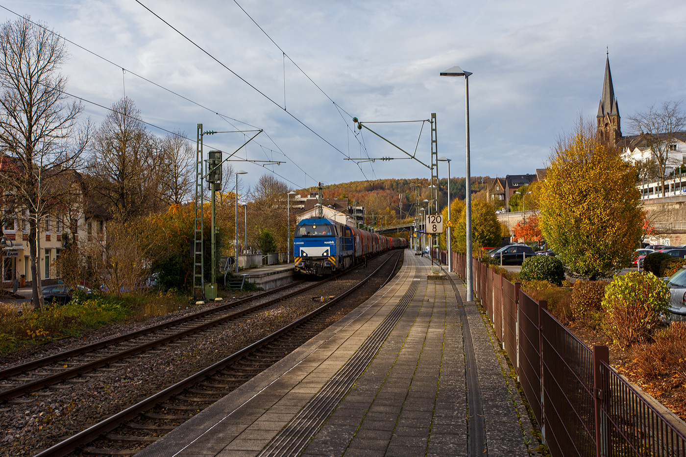 Aktuell besteht bei der KSW (Kreisbahn Siegen-Wittgenstein) z.Z. Lokmangel, so ist neben der 272 408-6 / D20 auch die 272 409-4 / D21, an die KSW vermietet. Beide sind Vossloh G 2000BB (mit symmetrischem Führerhaus).

Die an die KSW vermietete 272 409-4 / D21 (92 80 1272 409-4 D-BE) der Bentheimer Eisenbahn, ex Rurtalbahn V 204 (92 80 1272 409-4 D-RTBC), eine Vossloh G 2000 BB (mit symmetrischem Führerhaus), fährt am 31 Oktober 2025 mit einem Coilzug durch Kirchen/Sieg in Richtung Betzdorf. Nach dem Umsetzen (Fahrtrichtungswechsel) in Betzdorf/Sieg geht es dann über die Hellertalbahn (KBS 462) nach Herdorf. 

Die Vossloh G 2000-3 BB (mit symmetrischem Führerhaus) wurde 2008 von Vossloh in Kiel unter der Fabriknummer 5001753 gebaut und als V 204
(92 80 1272 409-4 D-RTB) an die RTB - Rurtalbahn GmbH in Düren geliefert. Im Jahr 2016 ging sie an die RTB CARGO GmbH. Anfang 2018 ging sie über Vossloh Locomotives GmbH an die BE - Bentheimer Eisenbahn AG in Nordhorn, wo sie nun D 21 bezeichnet wird. Die Lok hat die UIC-Zulassungen für Deutschland, die Niederlande und Belgien. Seit dem 26.09.2025 ist sie nun an die KSW - Kreisbahn Siegen-Wittgenstein GmbH vermietet.