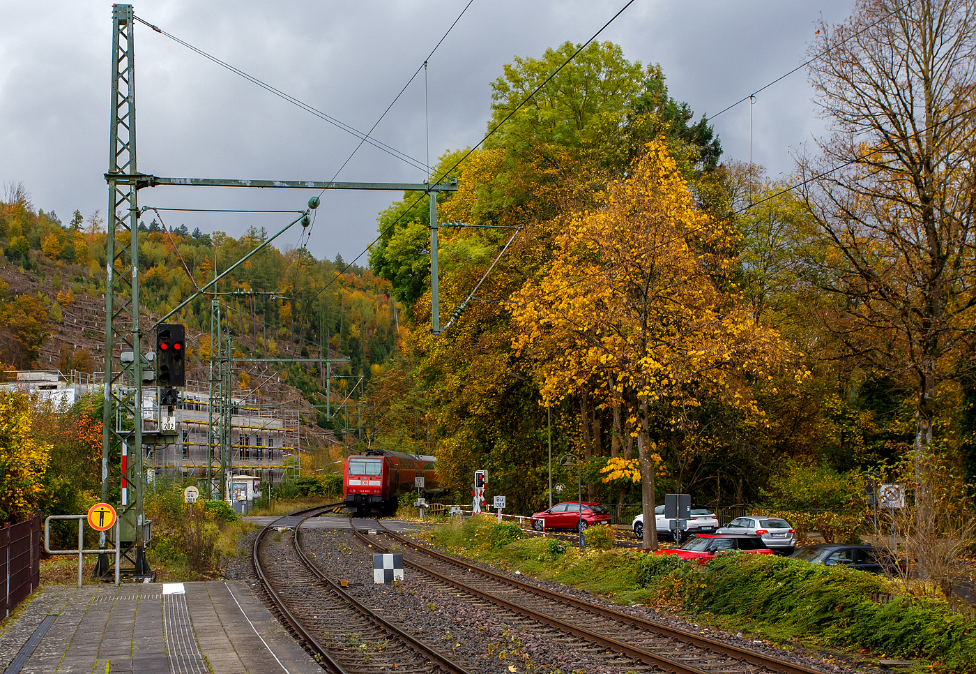 Am 16 Oktober 2025 gab es in Betzdorf/Sieg eine Weichenstörung, so hatte der gerade in den Bahnhof Kirchen/Sieg eingefahrene RE 9 - Rhein Sieg Express (RSX) Siegen - Köln – Aachen, geschoben von der 146 006-2 (91 80 6146 006-2 D-DB) der DB Regio NRW, länger Hp 0 und musste einen entgegenkommenden Güterzug abwarten. Nun darf auch der RE 9 Steuerwagen voraus weiterfahren. 