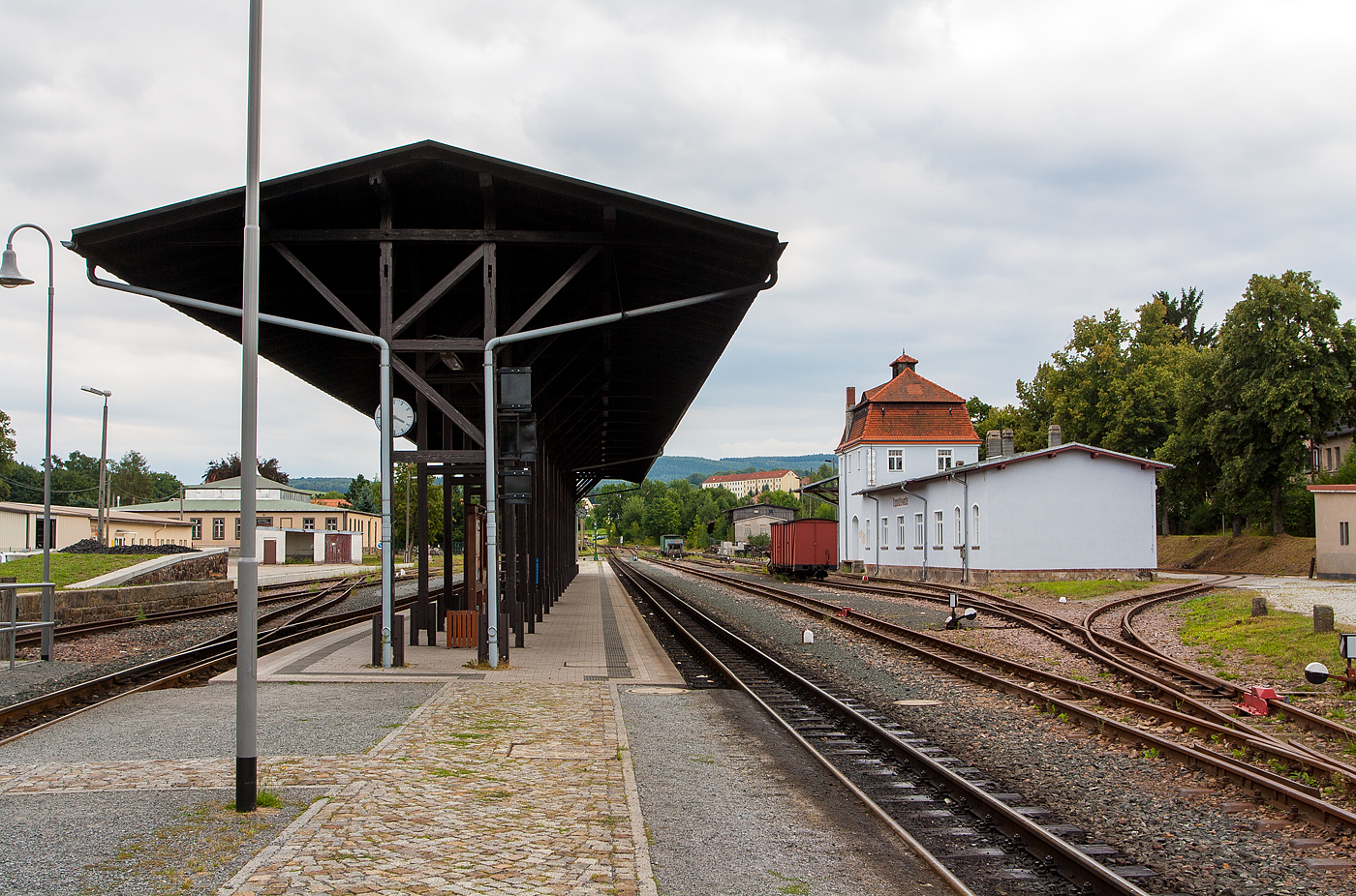 Am Bahnhof Dippoldiswalde der Weißeritztalbahn (Osterzgebirge) hier am 26 August 2013.

Seit 1882 ist Dippoldiswalde ans Eisenbahnnetz (aber nur schmalspurig) bangeschlossen. In diesem Jahr wurde die in 750-mm-Schmalspur ausgeführte Weißeritztalbahn nach Schmiedeberg eröffnet, ein Jahr später folgte die Verlängerung bis Kipsdorf. 