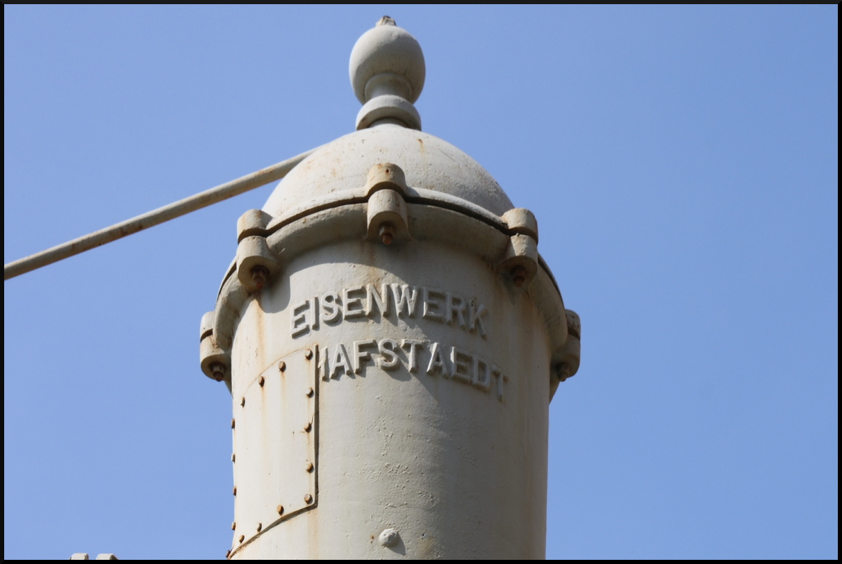 Am Haus 4 der IG Bw Dresden Altsdtadt e.V. stehen zwei ältere Wasserkräne. Am vorderen konnte ganz oben der Herstellerschriftzug  Eisenwerk Hafstedt  entdeckt werden. Leider fanden sich keine Hinweise auf das Baujahr. Zufällig während des 17. Dresdner Dampfloktreffen beim Besuch am 12.04.2025 gesehen und fotografiert.