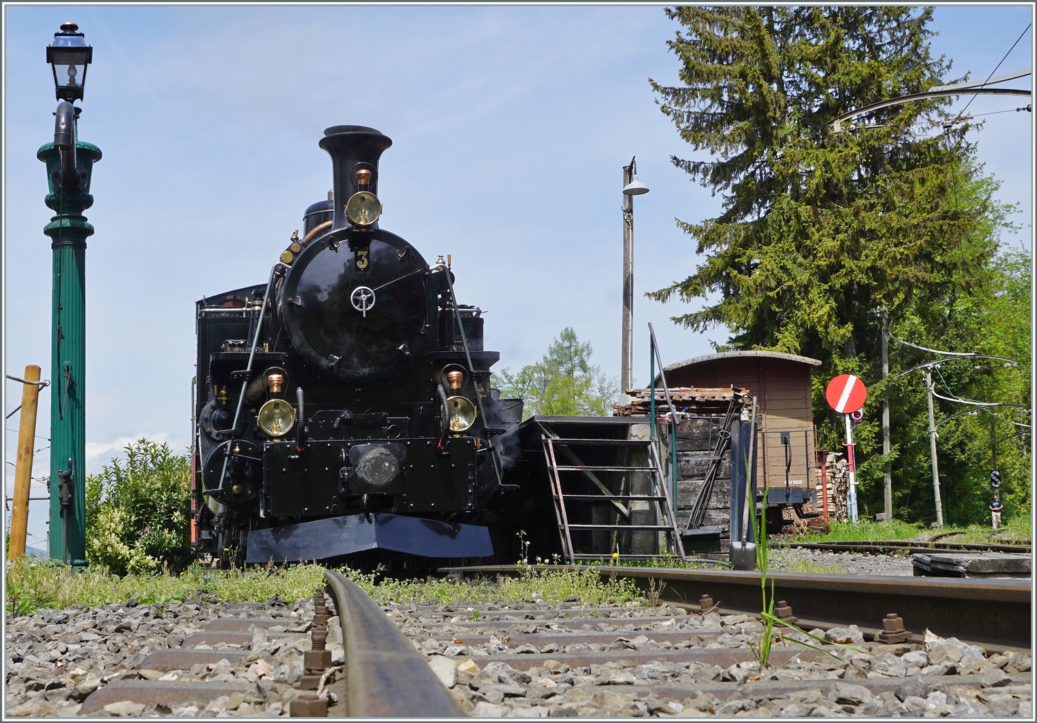 Am späten Vormittag säuselt die BFD HG 3/4 N° 3 im  BW Chaulin  leise vor sich hin, nach der Mittagspause wird die Lok den ersten Dampfzug der Saison nach Blonay bespannen. 

6. Mai 2023