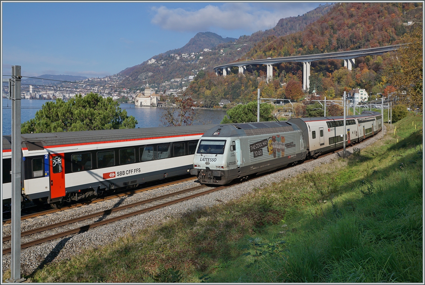 An anderer Stelle bei Tageslicht betrachtet, könnte der SBB Re 460 037  Lattesso  doch eine Reinigung nicht schaden. 
Die Re 460 037 ist mit ihrem IR 90 Kurz vor Villeneuve auf dem Weg nach Brig.

14. November 2024 