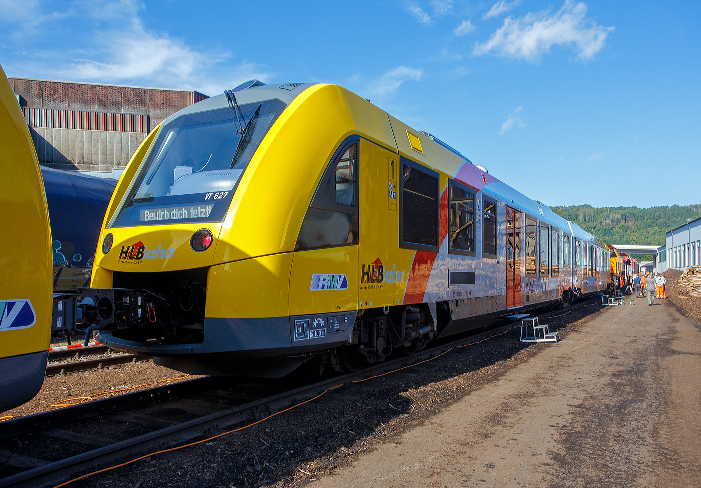 An diesem Wochenende war bundesweit an vielen Orten im Rahmen der  Europische Mobilittswoche   der „Tag der Schiene 2023“ so auch in Siegen beim KSW Bahnhof Siegen-Eintracht war am 17.09.2023 Tag der offenen Tr, hier war u.a. ausgestellt:
Der nagelneue VT 627 (95 80 2648 027-6 D-HEB / 95 80 2648 527-5 D-HEB) der HLB (Hessische Landesbahn GmbH), ein Alstom Coradia LINT 41 der neuen Generation und leistungsstrkeren Antrieb (140 km/h).

Der Dieseltriebzug wurde 2023 ALSTOM Transport Deutschland GmbH (vormals LHB) in Salzgitter-Watenstedt unter der Fabriknummer D041475-027 gebaut und an die HLB (frs Teilnetz Wetterau / Standort Butzbach) geliefert. 

Fr das Teilnetz Wetterau West-Ost hat die HLB 2020 bei Alstom 30 Coradia Lint 41 Regionalzge bestellt. Der Auftrag hat einen Wert von 120 Millionen Euro. Die Zge mit 120 Sitzpltzen sind grozgig und hell eingerichtet, behindertengerecht ausgestattet und bieten dank ihrer groen Fenster ein einzigartiges Reiseerlebnis. Diese LINT 41 verfgen ber je zwei Mehrzweckbereiche fr Rollsthle, Kinderwagen und Fahrrder sowie ber barrierefreie Universaltoiletten. Zudem sind die Zge mit WLAN, Steckdosen am Platz, einem Fahrgastinformationssystem mit Monitoren fr Echtzeitdaten, sowie Videoberwachung zur Gewhrleistung einer hohen Fahrgastsicherheit ausgestattet. Die verbrauchsarmen Dieselfahrzeuge entsprechen bereits der strengsten EU-Abgasnorm Stage V.

Diese Coradia Lint Regionalzge erreichen eine maximale Betriebsgeschwindigkeit von 140 km/h (anstelle 120 km/h) und verfgen ber eine hohe Beschleunigung. Sie sollen vorwiegend auf den Strecken Gieen – Gelnhausen, Wlfersheim-Sdel – Friedberg (– Frankfurt), Nidda – Friedberg (– Frankfurt) verkehren. 

Alstom Coradia Lint-Zge fahren seit dem Jahr 2000 in mehr als 30 Netzen in Deutschland, Europa und Kanada. Weltweit wurden bisher rund 1.100 Fahrzeuge verkauft. 

Eigentlich mssten diese LINT mit der neuen Kopfform ja LINT 42 heien, da sie mit einer Lnge von 42,17 m etwas lnger sind als die ursprnglichen LINT 41 (41,81 m). Denn die Bezeichnung LINT 41 bedeutet „leichter innovativer Nahverkehrstriebwagen“, die 41 steht fr die Lnge der vollen Meter (bei dem ursprnglichen 41,81 m). Wird die Bezeichnung „H“ (LINT 41/H) verwendet, so sind es Hochflur-Fahrzeuge. Dies hier sind aber zweiteilige Niederflur-Dieseltriebwagen, welches man gut an der bis unten gehenden Tr erkennen kann.  

Die LINT-Triebwagen sind in Stahlbauweise ausgefhrt. Bei den LINT 41 wird pro Wagenkasten ein Enddrehgestell von einer dieselmechanischen Antriebsanlage mit liegend eingebauten MTU-Reihen-Sechszylinder-Dieselmotoren mit  Leistung von 400 kW ber eine Gelenkwelle angetrieben. Bis zu drei Einheiten sind ber die automatische Scharfenbergkupplung Typ 10 zu einem Zug kuppelbar.

Als Bremsen werden druckluftbettigte Scheibenbremsen verwendet, an je einem Triebdrehgestell befinden sich zustzlich Magnetschienenbremsen. Als Feststellbremse sind Federspeicher vorhanden. Die Bremsanlagen ist von Knorr-Bremse. Die Fahrzeuge der HLB (wie auch die DB Regio) verwenden zudem Retarder als hydrodynamische Ergnzungsbremse. Die Fahrzeuge verfgen zustzlich ber Rupartikelfilter.

Die Fahrzeuge verfgen ber voneinander unabhngige Fhrerraumklimaanlagen und Fahrgastraumklimaanlagen. Je Wagenkasten sind zwei Dachklimagerte vorhanden. Die Abwrme der Dieselmotoren wird zur Beheizung von Fahrgastrumen und Fhrerrumen genutzt. Reicht die Abwrme nicht aus, so werden dieselbefeuerte Zusatzheizgerte zugeschaltet. Geliefert wird die Heizungs-, Lftungs-, Klimaanlage von „Spheros“ (ehemals Webasto).

Die Steuerschrnke im Fhrerraum werden als Sonderlsung von Rittal produziert und von Alstom ausgerstet.

TECHNISCHE DATEN:
Hersteller: 	Alstom Transport Deutschland GmbH
Baureihe: 	2648
Art: Diesel-hydromechanischer Niederflurtriebwagen
Fahrzeugbestand bei der HLB: 30
Spurweite: 1.435 mm (Normalspur)
Radsatzfolge: Bx’ (2) By’
Lnge: 42.170 mm
Breite: 2.750 mm
Drehzapfenabstand: 16.500 mm
Achsabstand im Drehgestell (Antriebsgestelle): 1.900 mm
Achsabstand im Drehgestell (Jakobsgestell): 2.700 mm
Eigengewicht: 79,0 t
Geschwindigkeit: 140 km/h
Leistung: 2 x 400 kW
Sitzpltze: 120, davon 10 in der 1. Klasse
Niederfluranteil: 60 %
Kupplungstyp: Scharfenbergkupplung Typ 10
Kleinster befahrbarer Gleisbogen: R = 100 m
Bremse: KB C-pn-R-A-H (D)
