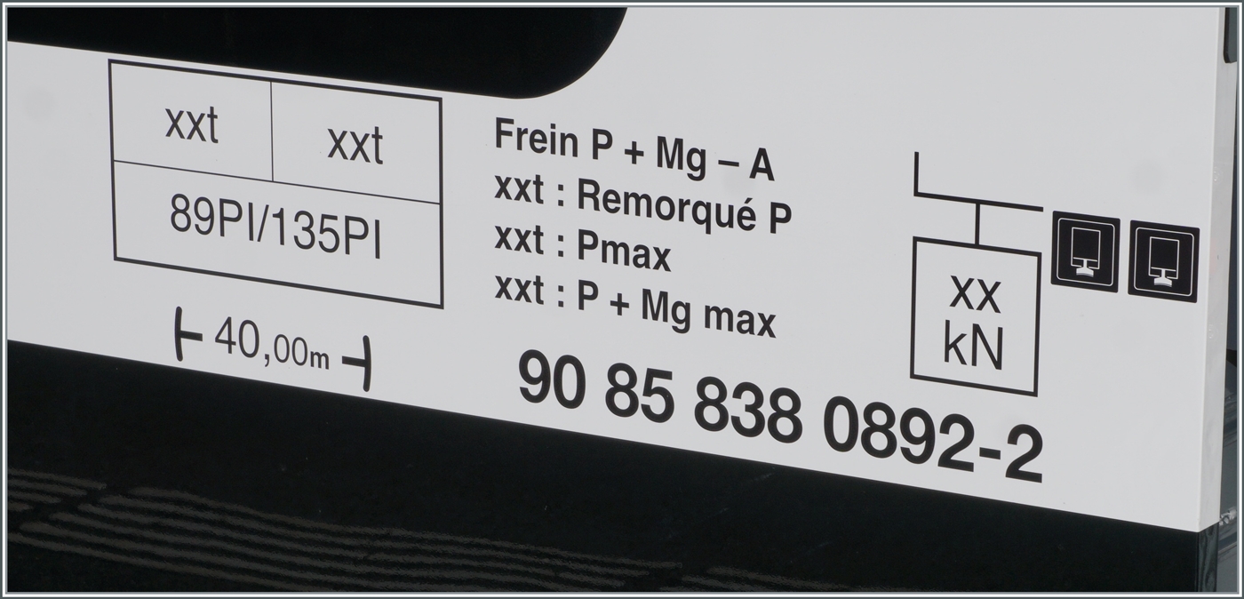 Anschriften am neuen TMR /SNCF Beh 4/8 92 / 983 (UIC 90 85 838 0892-2) viel Platz für Buchstaben bleibt hier nicht mehr

19. November 2025r